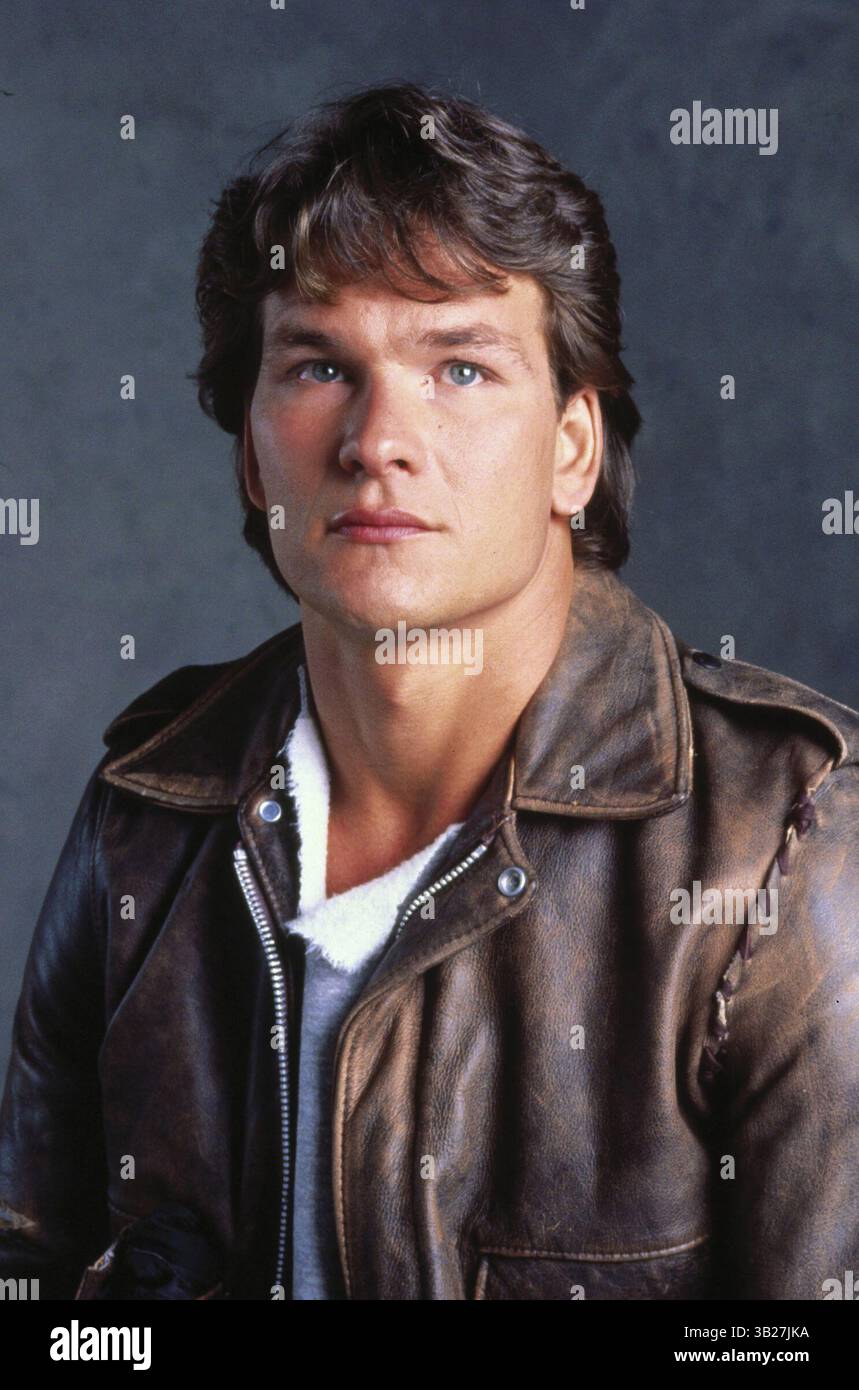 Patrick Wayne Swayze (18 agosto 1952 - 14 settembre 2009) attore, ballerino e cantautore statunitense è morto all'età di 57 anni di cancro al gelo lunedì. È conosciuto soprattutto per i suoi ruoli di romantici protagonisti nei film Dirty Dancing e Ghost e come OrryMain nella miniserie televisiva North and South. È stato inserito nella lista della rivista People come "Sexiest Man Alive" nel 1991.FOTO: 5 maggio 1984; Hollywood, CA, USA; immagine del film d'azione "Red Dawn" del regista John Milius con PATRICK SWAYZE nel ruolo di Jed Eckert. Foto Stock