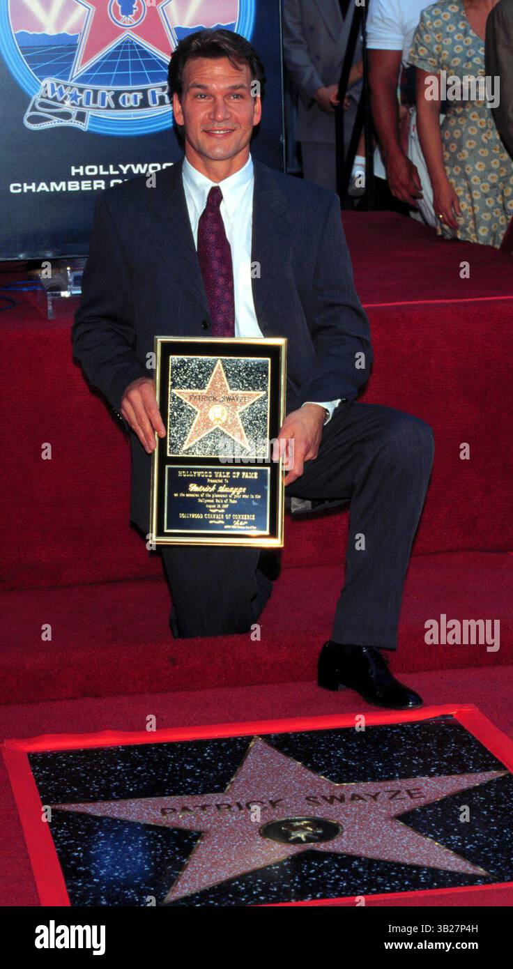 PATRICK WAYNE SWAYZE (18 agosto 1952 - 14 settembre 2009) attore, ballerino e cantautore statunitense è morto all'età di 57 anni per cancro al pancreas lunedì. È conosciuto soprattutto per i suoi ruoli come romantici protagonisti nei film Dirty Dancing e Ghost e come Orry Main nella miniserie televisiva North and South. È stato inserito dalla rivista People come "Sexiest Man Alive" nel 1991. NELLA FOTO: 18 agosto 1997 - Hollywood, California, Stati Uniti - l'attore PATRICK SWAYZE riceve una stella sulla Hollywood Walk of Fame. (Immagine di credito: © Lisa o'Connor/ZUMA Press) Foto Stock