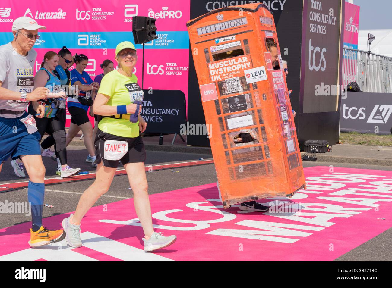 Londra, Regno Unito. 27 aprile 2025. I maratoneti TCS passano la linea di partenza per competere su un percorso di 26 km attraverso le strade di Londra. Xiu Bao/Alamy Live News. Foto Stock