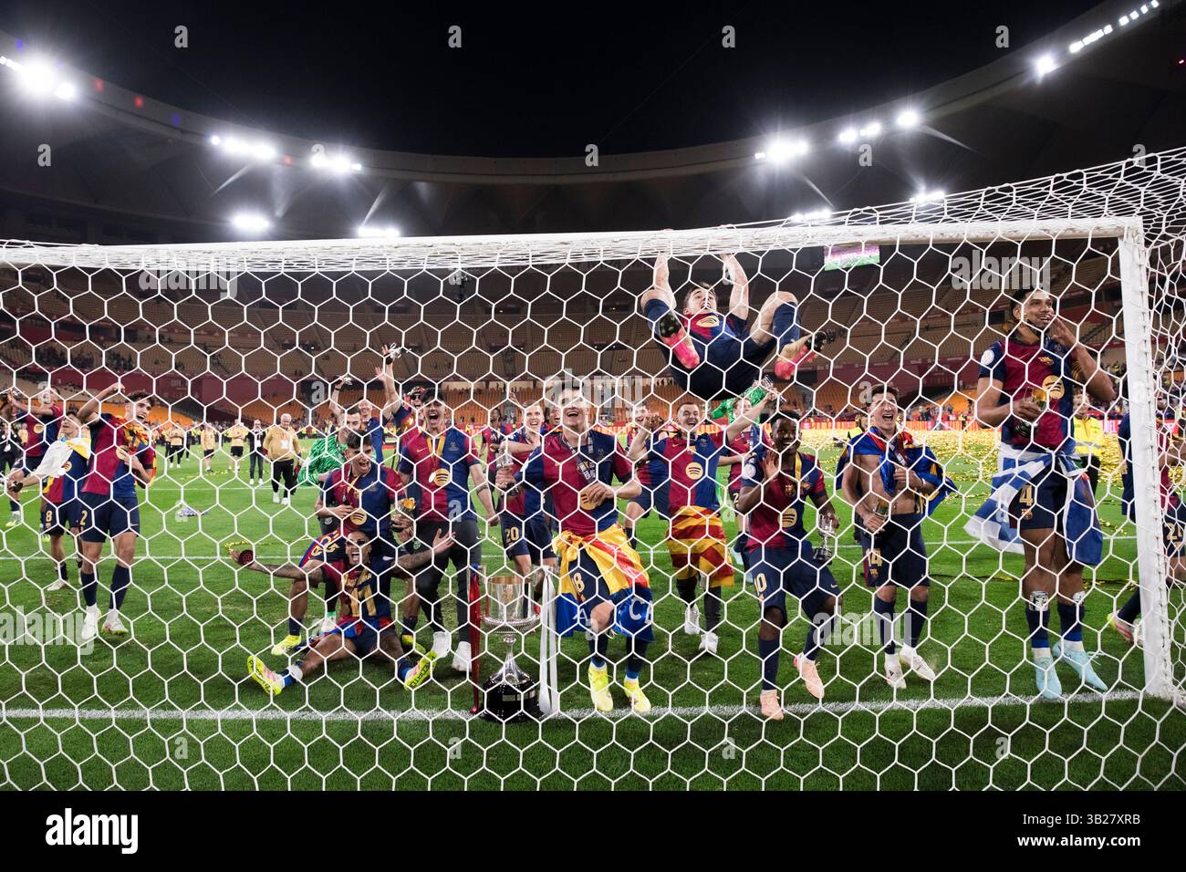 SIVIGLIA, SPAGNA - aprile 27: I giocatori del Barcellona celebrano la vittoria durante la finale di Copa del Rey 2024/25 tra il Real Madrid e il Barcellona allo stadio Cartuja. Il 26 aprile 2025. (Foto di Guillermo Martinez/Sipa USA) Foto Stock