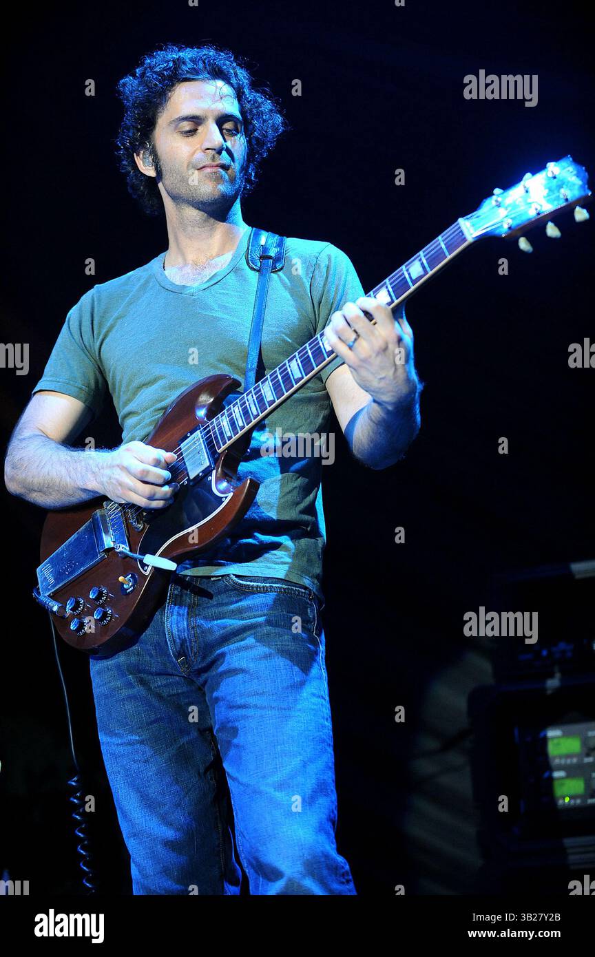 27 agosto 2009 - San Jose, California; Stati Uniti - il chitarrista DWEEZIL ZAPPA esegue Zappa mentre il suo tour del 2009 fa una sosta al San Jose Civic Center situato nel centro di San Jose. Copyright 2009 Jason Moore. (Immagine di credito: © Jason Moore/ZUMA Press) Foto Stock 27 agosto 2009 - San Jose, California; Stati Uniti - il chitarrista DWEEZIL ZAPPA esegue Zappa mentre il suo tour del 2009 fa una sosta al San Jose Civic Center situato nel centro di San Jose. Copyright 2009 Jason Moore. (Immagine di credito: © Jason Moore/ZUMA Press) Foto Stock