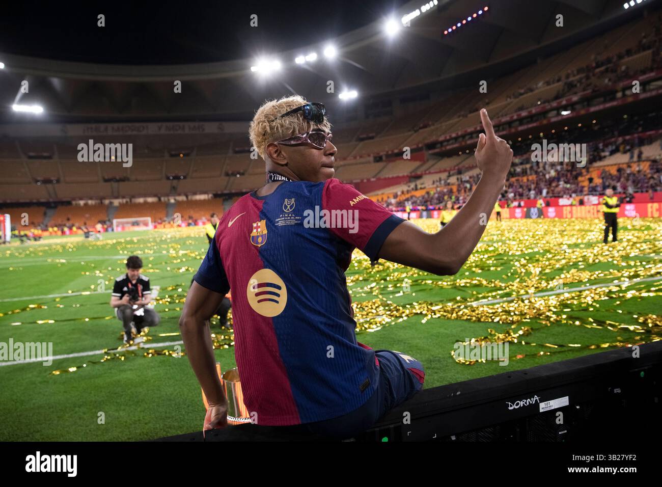 SIVIGLIA, SPAGNA - aprile 27: Lamine Yamal di Barcellona celebra la vittoria durante la finale di Copa del Rey 2024/25 tra Real Madrid e Barcellona allo stadio Cartuja. Il 26 aprile 2025. (Foto di Guillermo Martinez/Sipa USA) Foto Stock