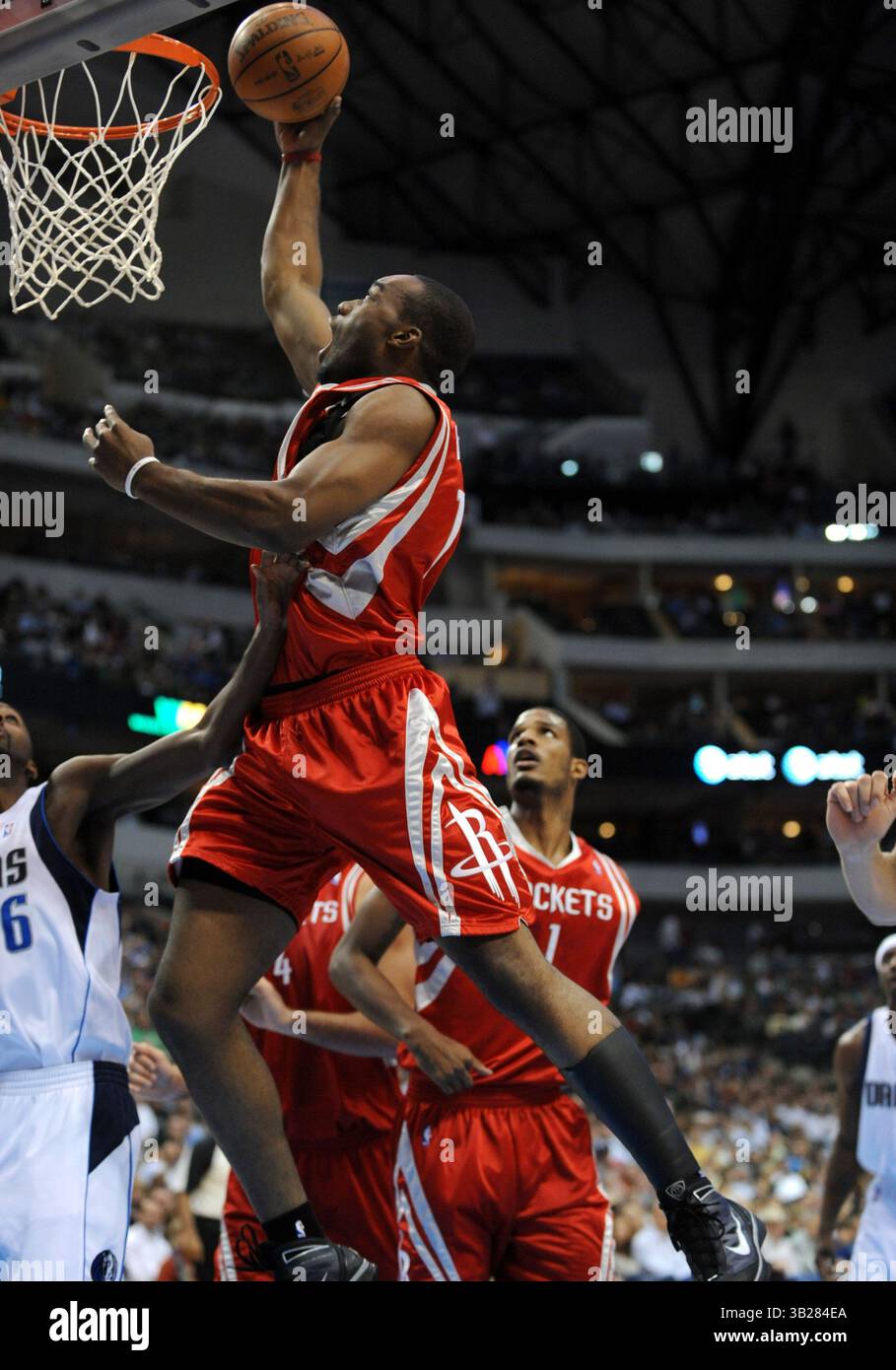 10 novembre 2009: L'attaccante degli Houston Rockets Carl Landry #14 si ritrova a giocare in una partita NBA tra gli Houston Rockets e i Dallas Mavericks all'American Airlines Center di Dallas, Texas Dallas sconfisse Houston 121-103 (Credit Image: © Albert pena/Cal Sport Media/ZUMApress.com) Foto Stock