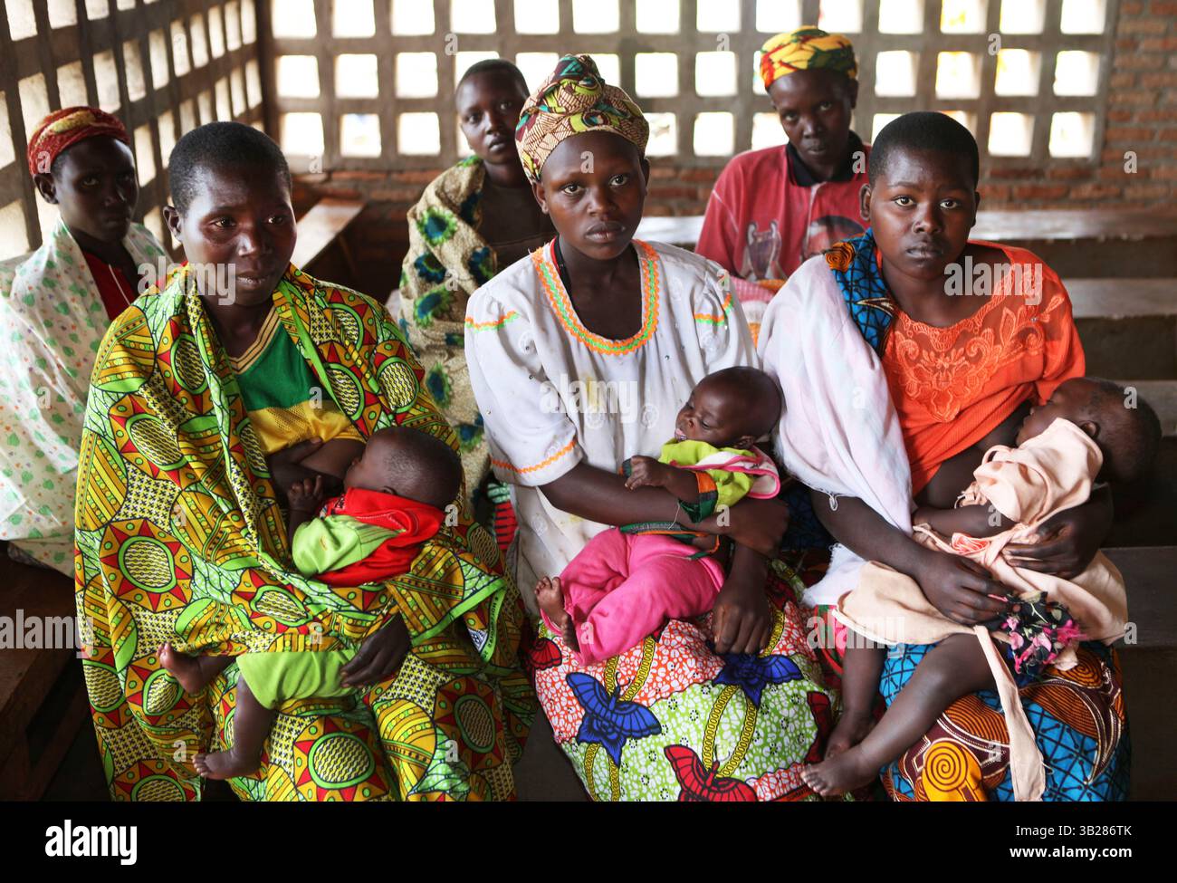 22 settembre 2009 - Muyenga, Burundi - assistenza all'infanzia nelle zone rurali del Burundi. In ogni comunità c'è un post sanitario di base dove le madri vanno con i loro bambini per il controllo medico (immagine di credito: © Ton Koene/ZUMA Press) Foto Stock