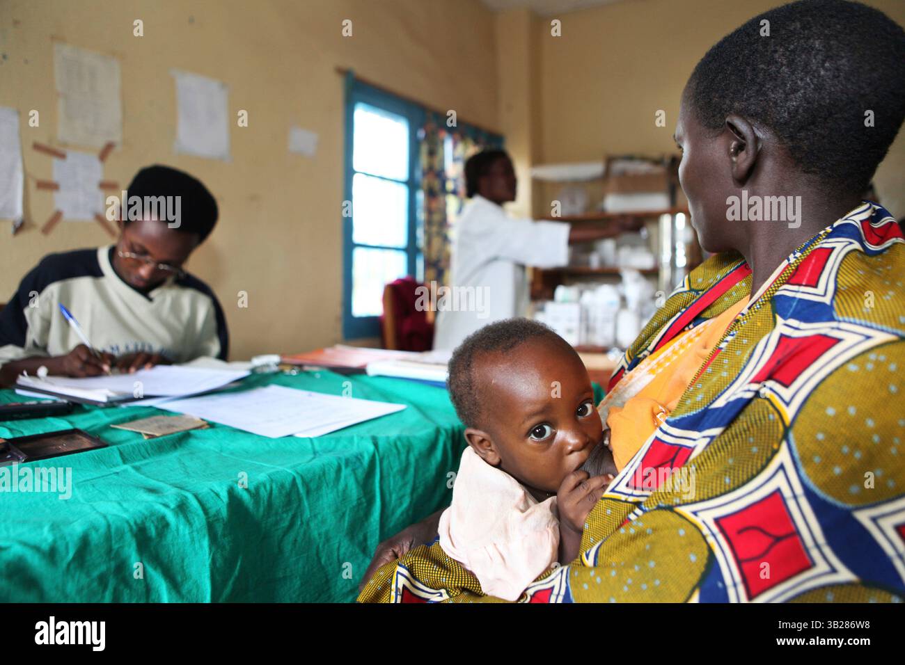 22 settembre 2009 - Muyenga, Burundi - assistenza all'infanzia nelle zone rurali del Burundi. In ogni comunità c'è un post sanitario di base dove le madri vanno con i loro bambini per il controllo medico (immagine di credito: © Ton Koene/ZUMA Press) Foto Stock