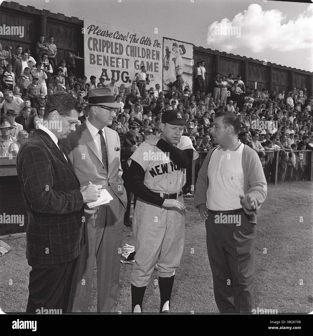 18 ottobre 2002 - Modesto, CA, USA - Modesto Bee file Photo, serie mondiale 1962 Yankees vs Giants. A causa della pioggia a San Francisco, le due squadre sono state costrette ad allenarsi al campo del Webb di Modesto. L-R Taylor Lewis, (redattore di Bee Sports) del Webb, (proprietario degli Yankees) Ralph Houk (manager degli Yankee) Jerry Pepelis (direttore generale dei Modesto Reds) (immagine di credito: © Modesto Bee/ZUMApress.com) Foto Stock