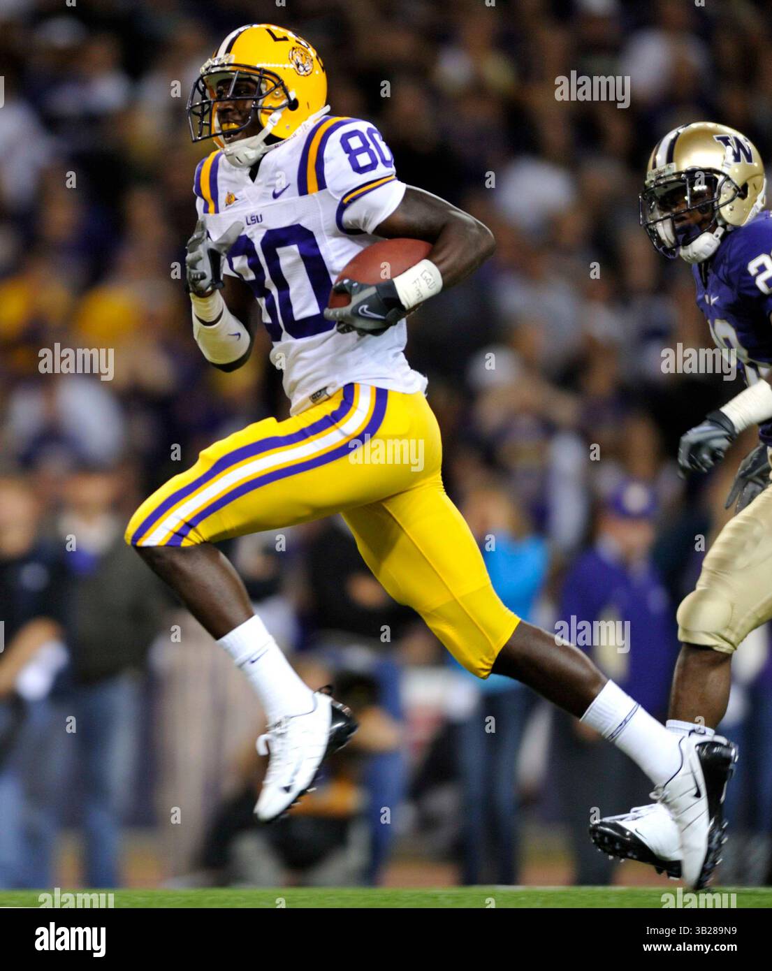 5 settembre 2009 . Terrance Toliver n. 80 dei LSU Tigers si liberò per 45 yard e il primo di due touchdown su ricezione mentre guadagnò 117 yard su quattro ricezioni in azione contro Washington all'Husky Stadium di Seattle, Washington. . I LSU Tigers sconfiggono i Washington Huskies 31 - 23.George Holland / Cal Sport Media (immagine di credito: © George Holland/Cal Sport Media/ZUMA Press) Foto Stock