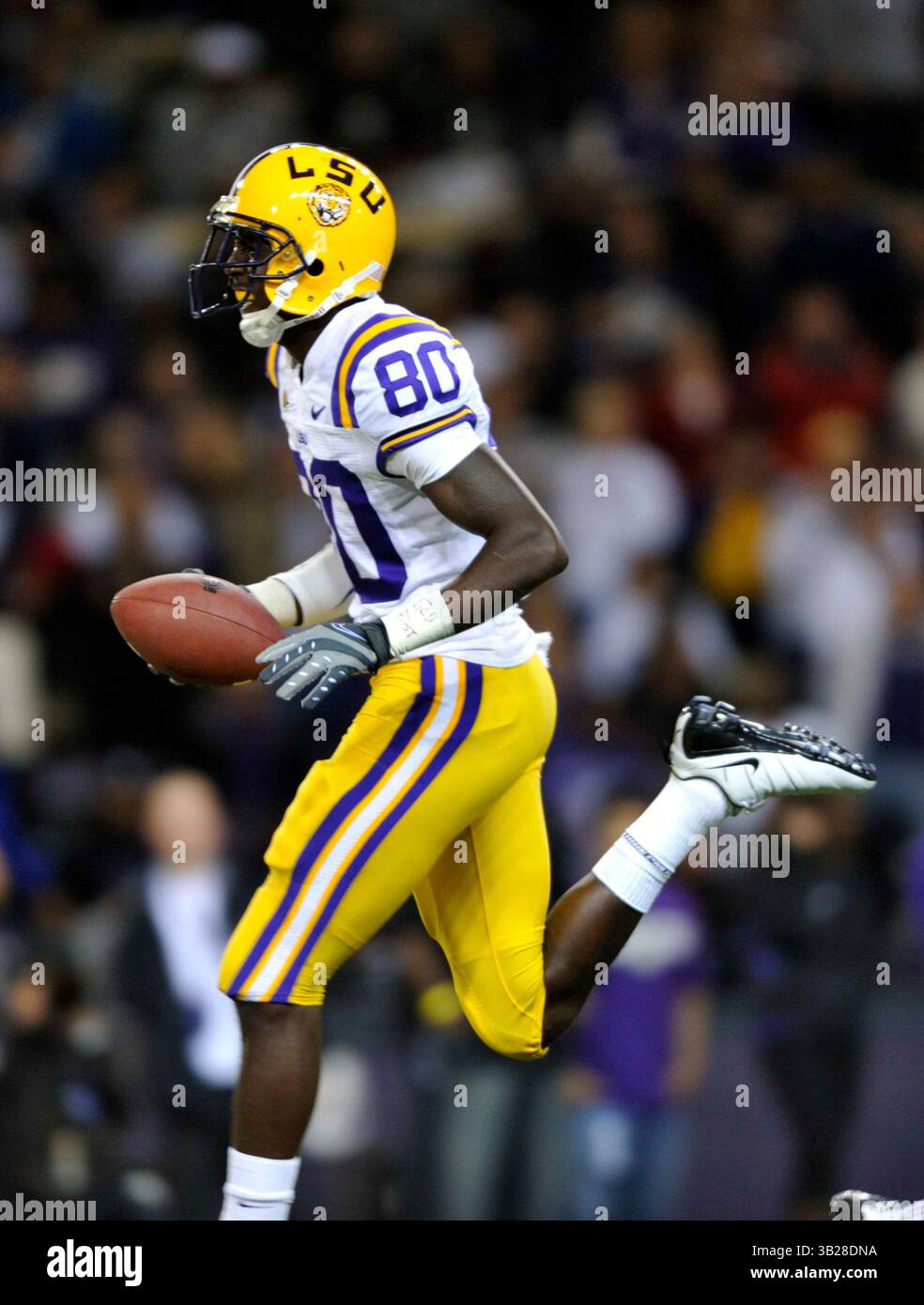 5 settembre 2009 . Terrance Toliver n. 80 dei LSU Tigers si liberò per 45 yard e il primo di due touchdown su ricezione mentre guadagnò 117 yard su quattro ricezioni in azione contro Washington all'Husky Stadium di Seattle, Washington. . I LSU Tigers sconfiggono i Washington Huskies 31 - 23.George Holland / Cal Sport Media (immagine di credito: © George Holland/Cal Sport Media/ZUMA Press) Foto Stock