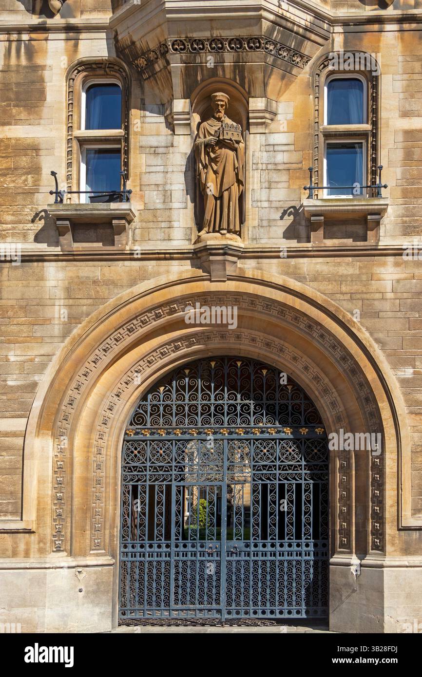 Cancello d'ingresso, Waterhouse Building, Gonville and Caius College, King's Parade, Cambridge, Inghilterra, Gran Bretagna Foto Stock