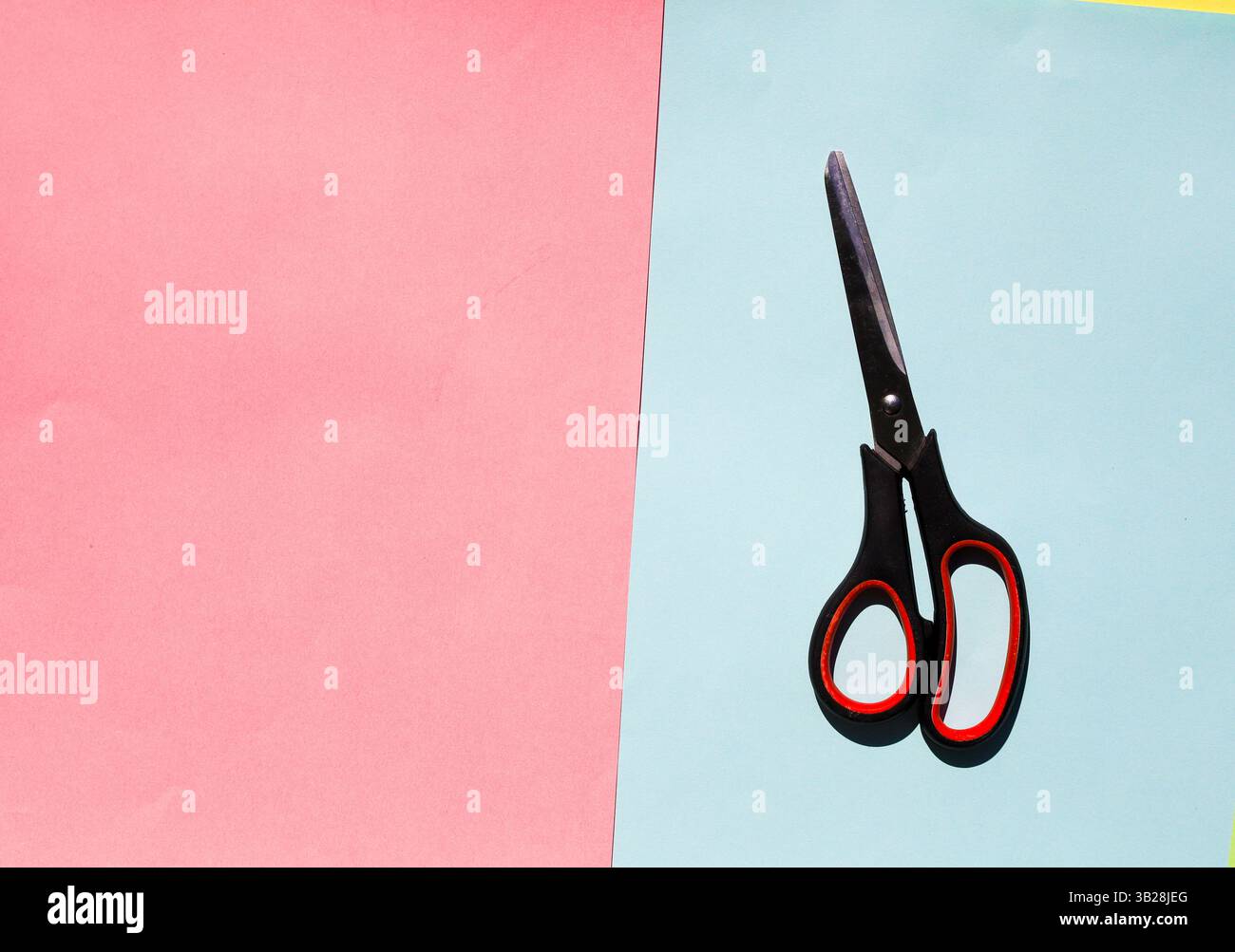 Carta chiara minimalista astratta su sfondo sgualcito in diversi disegni e foto Foto Stock