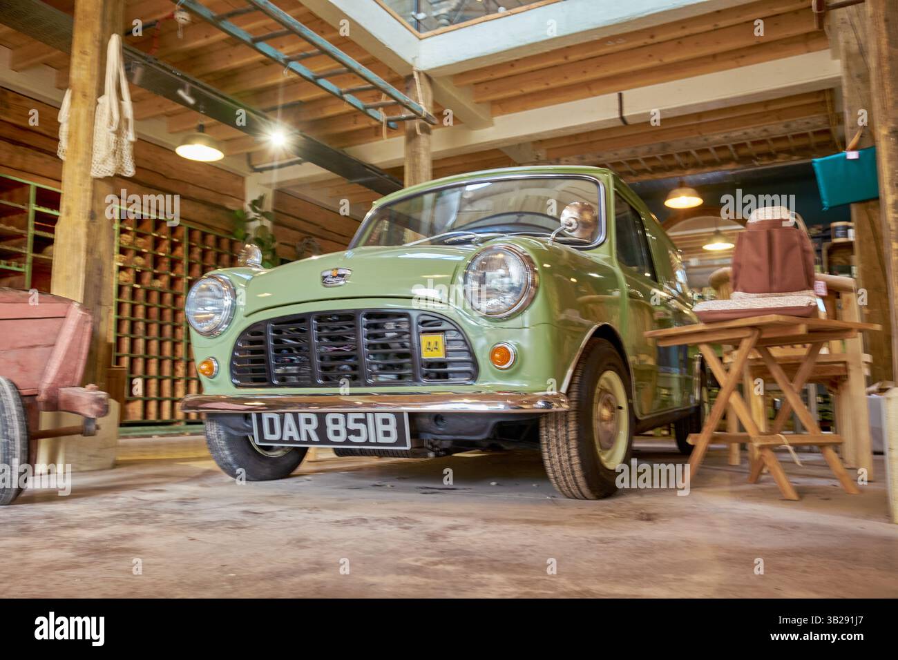 Un mini van Austin verde del 1964 restaurato e tenuto all'interno in condizioni di menta Foto Stock