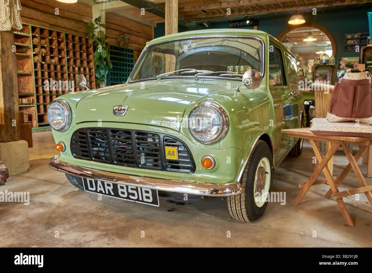 Un mini van Austin verde del 1964 restaurato e tenuto all'interno in condizioni di menta Foto Stock