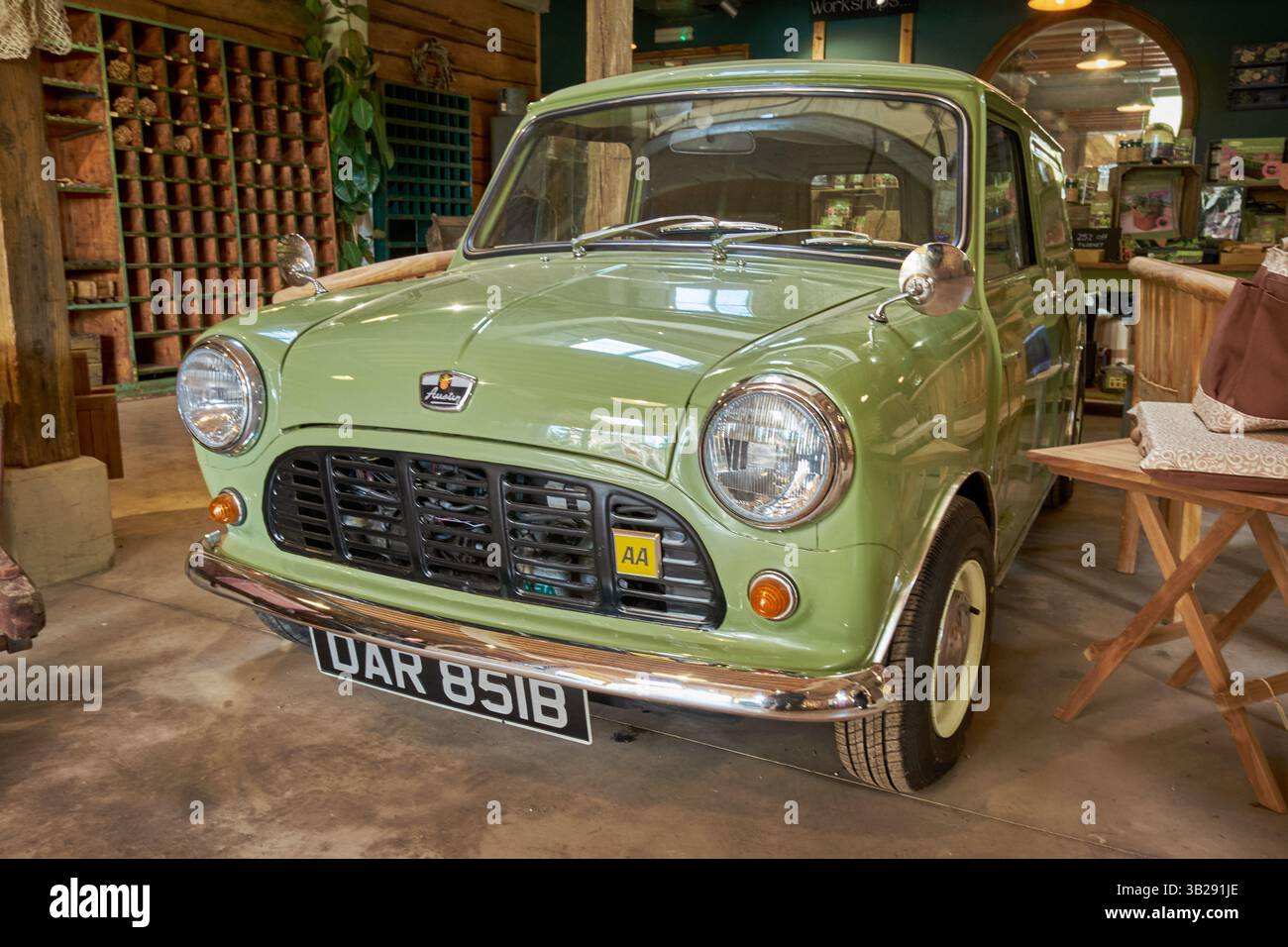 Un mini van Austin verde del 1964 restaurato e tenuto all'interno in condizioni di menta Foto Stock