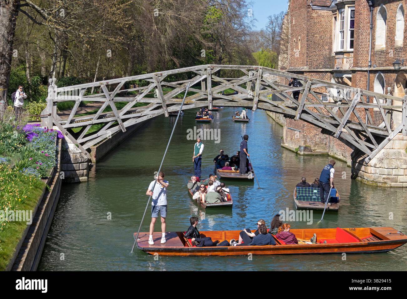 Punting, Mathematical Bridge, Queens' College, River Cam, Cambridge, Inghilterra, Gran Bretagna Foto Stock