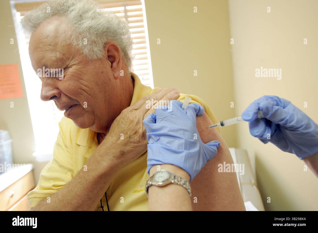 11 agosto 2009 - Decatur, Georgia, USA - il volontario per il test del vaccino contro l'influenza suina H1N1 ROBERT JACKSON, 65 anni, di Roswell, Georgia, ha il vaccino sperimentale somministrato da un infermiere presso la clinica Hope dell'Emory University Vaccine Center. Il centro è uno degli otto partecipanti a studi clinici supervisionati dal National Institutes of Health negli Stati Uniti. (Immagine di credito: © Erik Lesser/ZUMA Press) Foto Stock