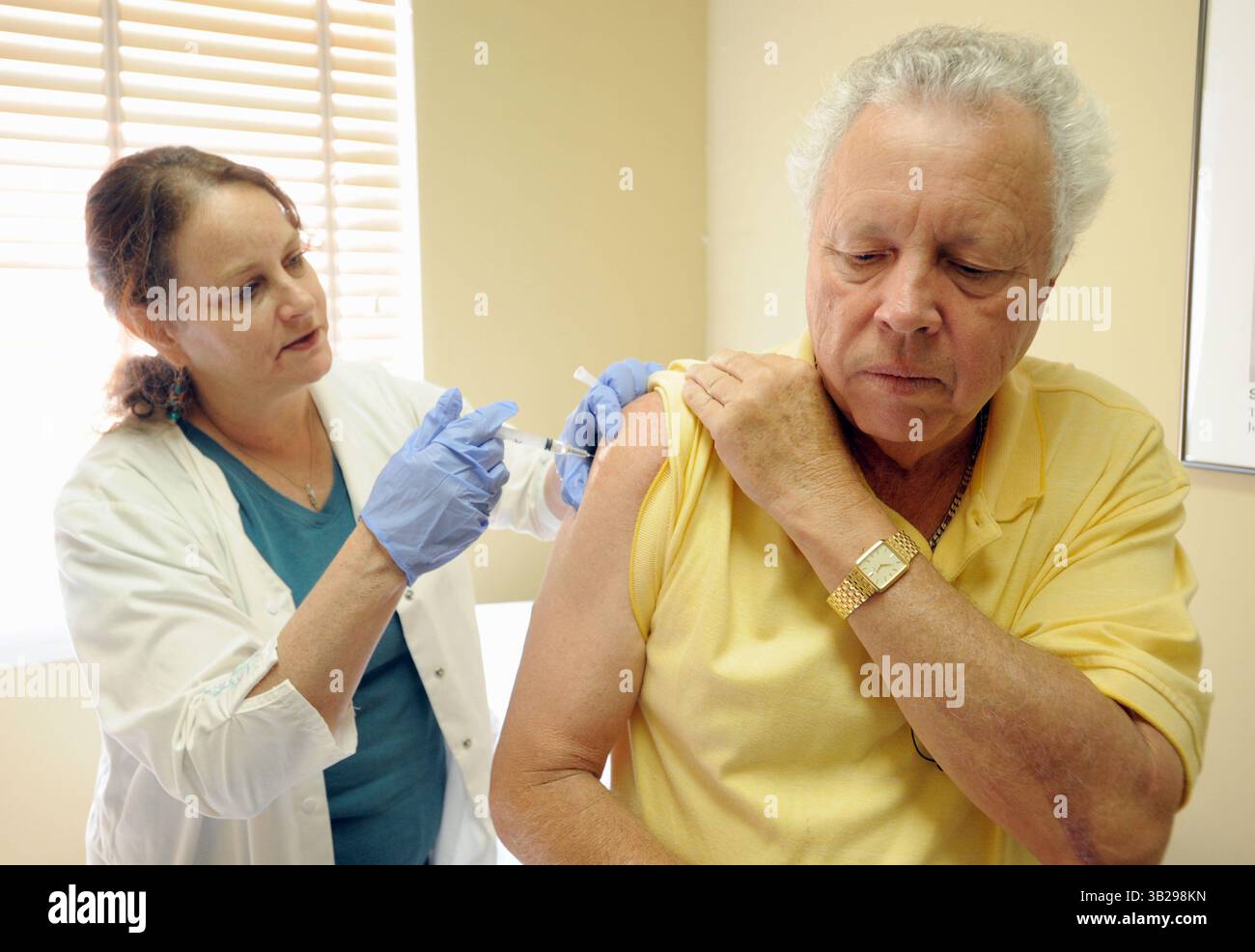 11 agosto 2009 - Decatur, Georgia, USA - il volontario per il test del vaccino contro l'influenza suina H1N1 ROBERT JACKSON (R), 65, di Roswell, Georgia, ha il vaccino sperimentale somministrato dall'infermiera WENDY NESHEIM presso la clinica Hope dell'Emory University Vaccine Center di Decatur, Georgia, USA l'11 agosto 2009. Il centro è uno degli otto partecipanti a studi clinici supervisionati dal National Institutes of Health negli Stati Uniti. (Immagine di credito: © Erik Lesser/ZUMA Press) Foto Stock