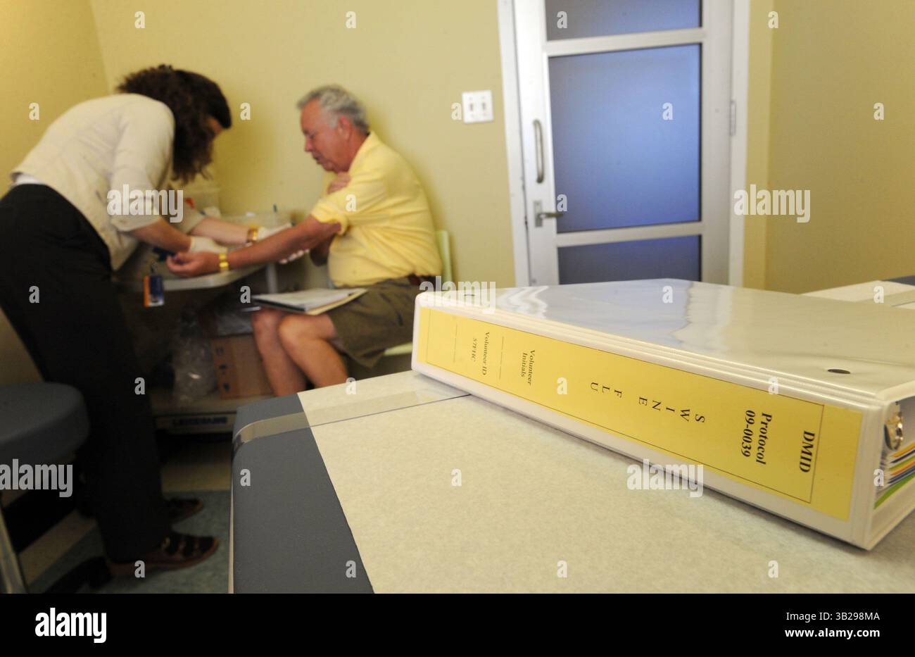 11 agosto 2009 - Decatur, Georgia, Stati Uniti d'America - H1N1 il volontario ROBERT JACKSON (R), 65, di Roswell, Georgia, ha il suo sangue prelevato dall'infermiera di ricerca VICKIE GRIMES presso la Hope Clinic dell'Emory University Vaccine Center a Decatur, Georgia, USA l'11 agosto 2009. Il centro è uno degli otto partecipanti a studi clinici supervisionati dal National Institutes of Health negli Stati Uniti. (Immagine di credito: © Erik Lesser/ZUMA Press) Foto Stock