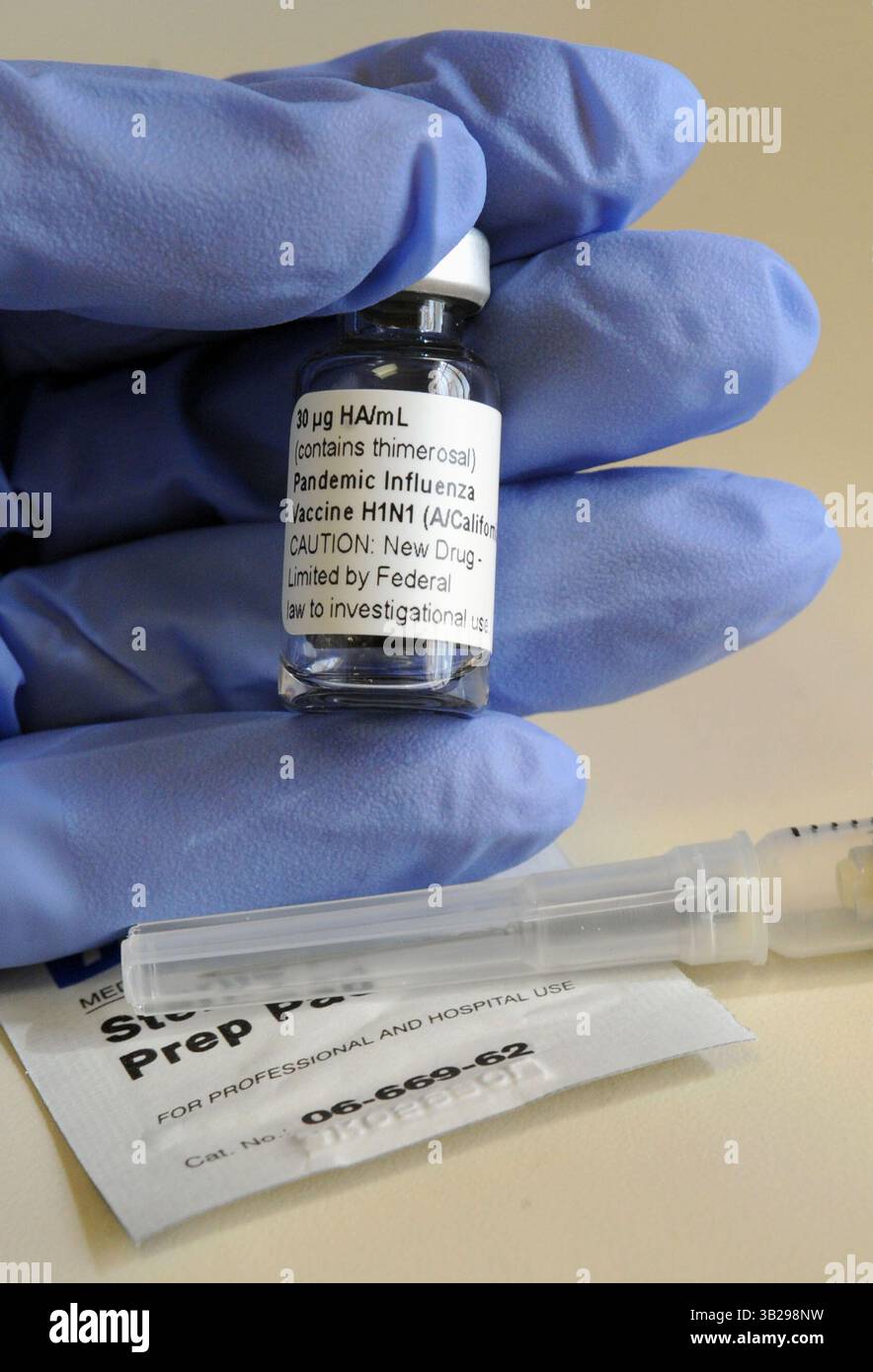 11 agosto 2009 - Decatur, Georgia, USA - Una fiala del vaccino sperimentale H1N1 per l'influenza suina presso la clinica Hope dell'Emory University Vaccine Center a Decatur, Georgia, USA, l'11 agosto 2009. Il centro è uno degli otto partecipanti a studi clinici supervisionati dal National Institutes of Health negli Stati Uniti. (Immagine di credito: © Erik Lesser/ZUMA Press) Foto Stock