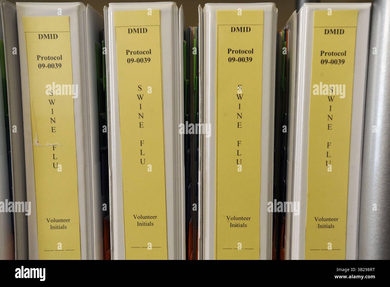 11 agosto 2009 - Decatur, Georgia, USA - Notibooks to keep track of trial volontari for the Investigational H1N1 suina flu Vaccine presso la Hope Clinic dell'Emory University Vaccine Center a Decatur, Georgia, USA, l'11 agosto 2009. Il centro è uno degli otto partecipanti a studi clinici supervisionati dal National Institutes of Health negli Stati Uniti. (Immagine di credito: © Erik Lesser/ZUMA Press) Foto Stock
