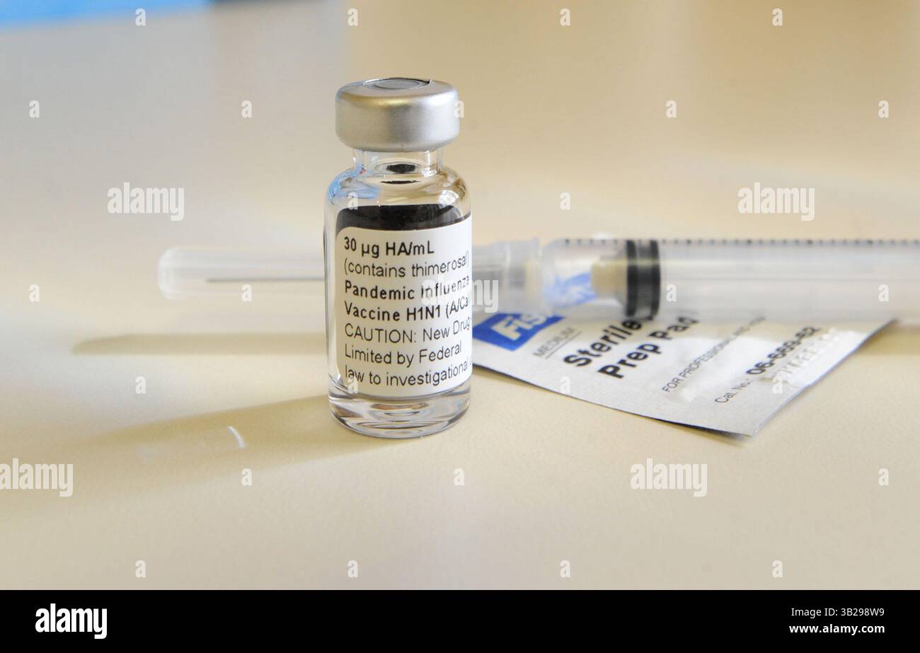 11 agosto 2009 - Decatur, Georgia, USA - Una fiala del vaccino sperimentale H1N1 per l'influenza suina presso la clinica Hope dell'Emory University Vaccine Center a Decatur, Georgia, USA, l'11 agosto 2009. Il centro è uno degli otto partecipanti a studi clinici supervisionati dal National Institutes of Health negli Stati Uniti. (Immagine di credito: © Erik Lesser/ZUMA Press) Foto Stock