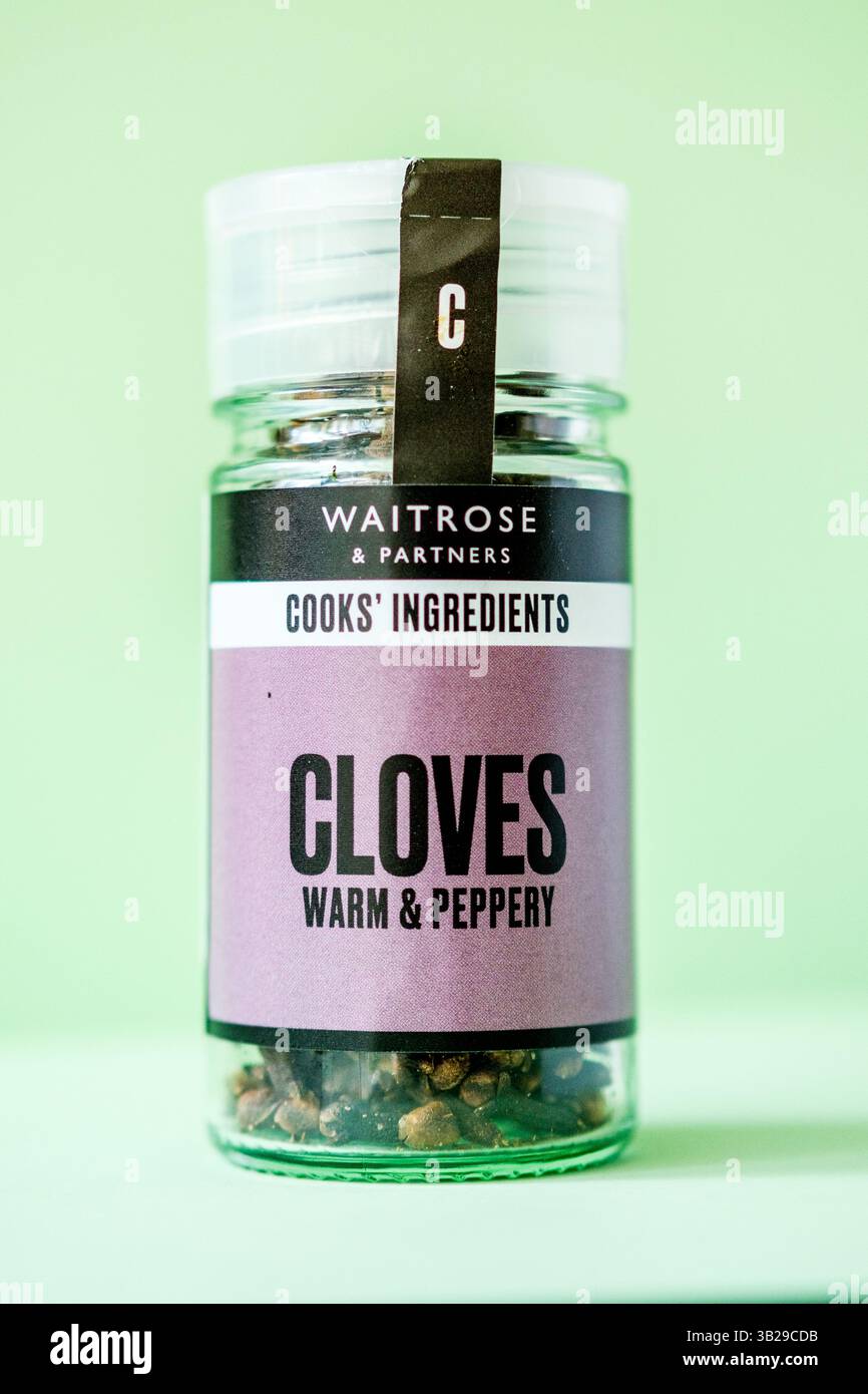Londra Regno Unito, aprile 27 2025, Jar Waitrose Warm e Peppery Cloves Foto Stock