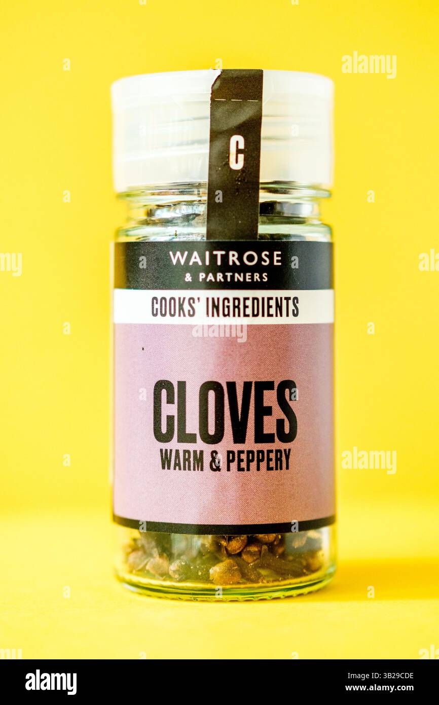 Londra Regno Unito, aprile 27 2025, Jar Waitrose Warm e Peppery Cloves Foto Stock