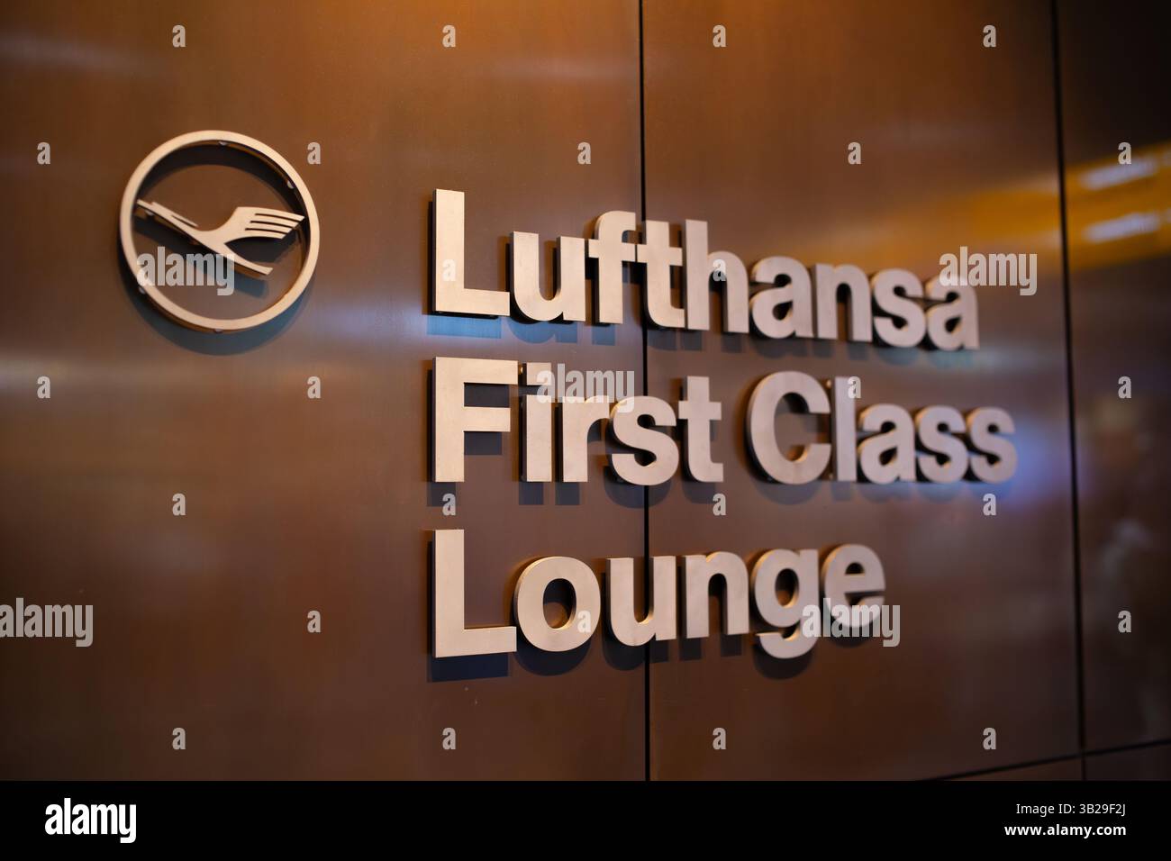 Francoforte, Germania - 24 aprile 2025: Facciata della Lufthansa First Class Lounge presso l'aeroporto internazionale di Francoforte, Francoforte, Germania. Foto Stock