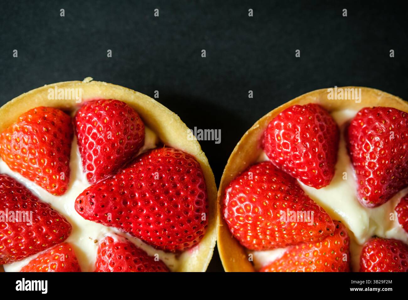 Londra Regno Unito, aprile 27 2025, due crostate di pasta fresca alla fragola con crema malgascia Foto Stock