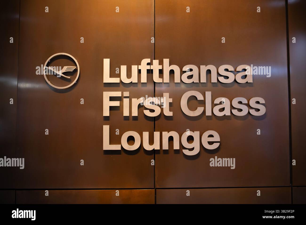 Francoforte, Germania - 24 aprile 2025: Facciata della Lufthansa First Class Lounge presso l'aeroporto internazionale di Francoforte, Francoforte, Germania. Foto Stock