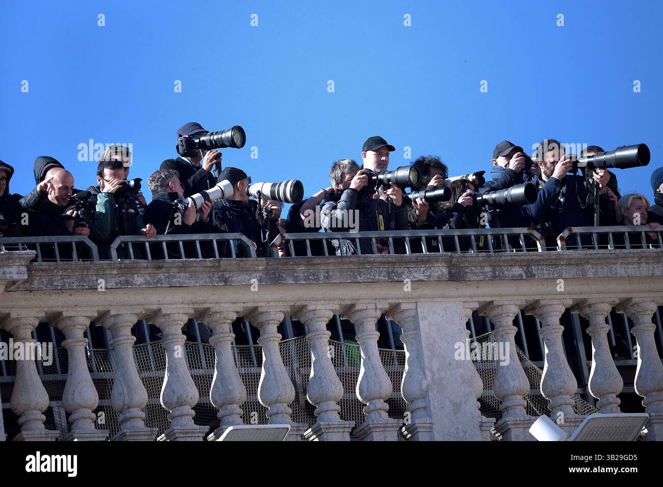 CITTÀ DEL VATICANO, VATICANO - APRILE 26: Papa Francesco fotografi funebri; i Pallbearers portano la bara alla fine del funerale di Papa Francesco in Piazza San Peters il 26 aprile 2025 a città del Vaticano, Vaticano. Papa Francesco morì il 21 aprile all'età di 88 anni. Nato in Argentina come Jorge Mario Bergoglio, fu il primo latino-americano e il primo gesuita a diventare Papa quando eletto nel 2013. Prendendo il nome di Francesco in onore di San Francesco d'Assisi, promosse una versione più umile del papato rispetto a molti dei suoi predecessori. Sarà sepolto fuori dal Vaticano in una semplice bara di legno al Basilio Foto Stock