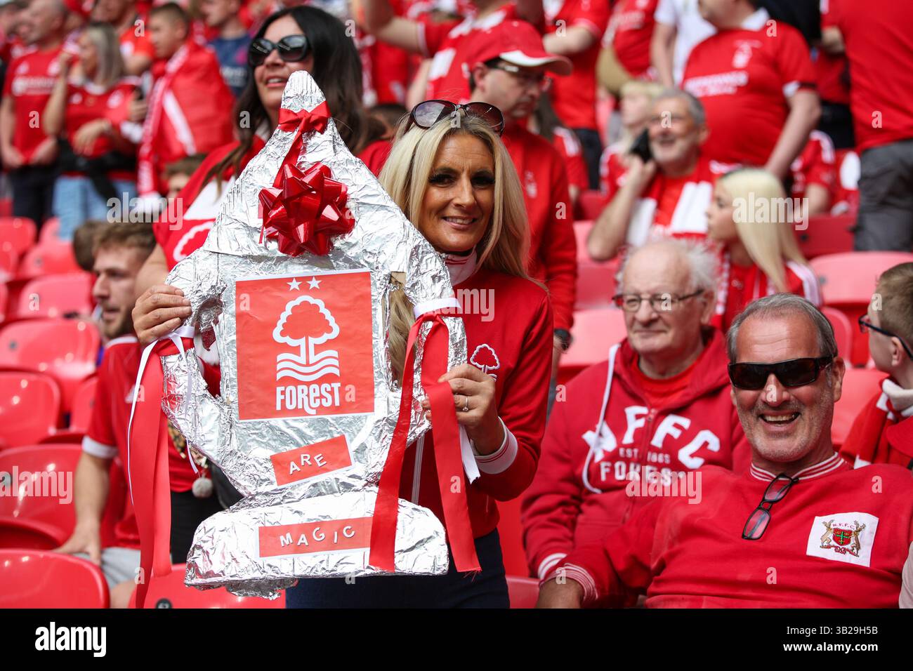 LONDRA, Regno Unito - 27 aprile 2025: Tifosi del Nottingham Forest davanti alla semifinale della Emirates fa Cup tra il Nottingham Forest FC e il Manchester City FC al Wembley Stadium (credito: Craig Mercer/ Alamy Live News) Foto Stock