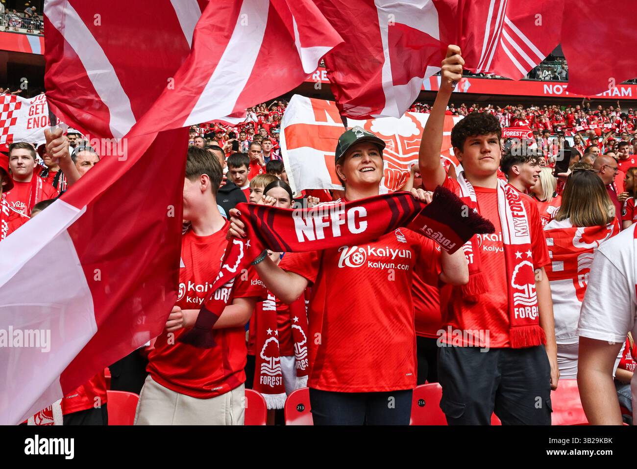 Londra, Regno Unito. 27 aprile 2025. Tifosi del Nottingham Forest in vista della partita semifinale di fa Cup tra Nottingham Forest e Manchester City allo stadio di Wembley, Londra. Il credito per immagini dovrebbe essere: Craig Thomas/Sportimage Credit: Sportimage Ltd/Alamy Live News Foto Stock