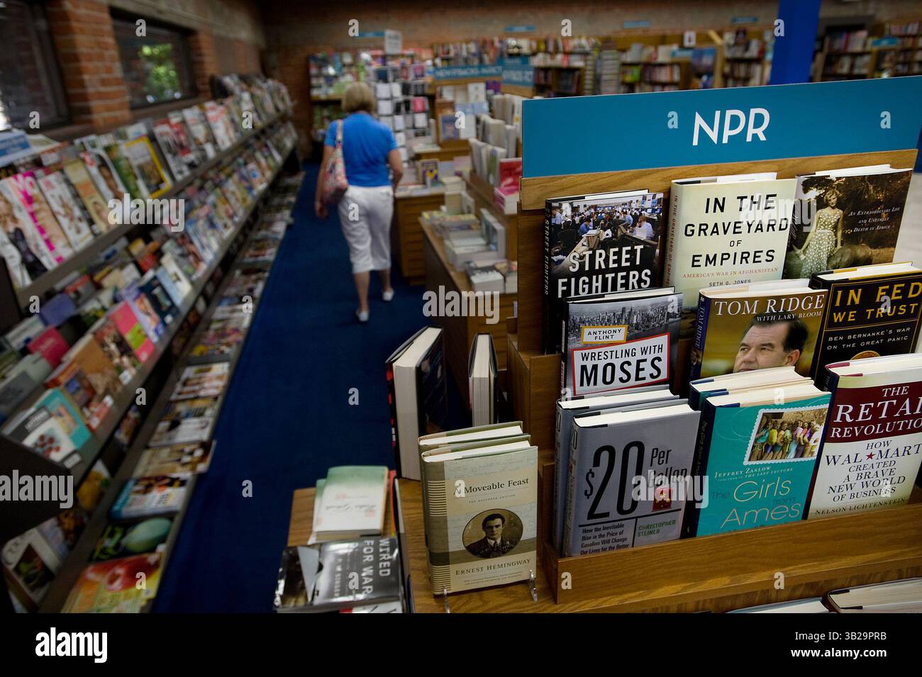 Un'intera esposizione di libri è dedicata ai libri relativi alla NPR presso la libreria Avid Reader di Broadway a Sacramento giovedì 3 settembre 2009. Le librerie, grandi e piccole, stanno lottando nella recessione. anche in assenza di tempi difficili, i negozi di libri devono trovare la propria posizione contro la concorrenza di libri online, e-book, grandi negozi di scatole come target. Avid Reader è in grado di gestire la propria attività in una posizione vicina a un pubblico elevato e allineando il proprio stock con il gusto di un pubblico di tipo NPR, attirando più di 40 spettatori. I bordi della catena di libri stanno eliminando cd, dvd e sostituendo lo spazio con i bambini espansi a Foto Stock