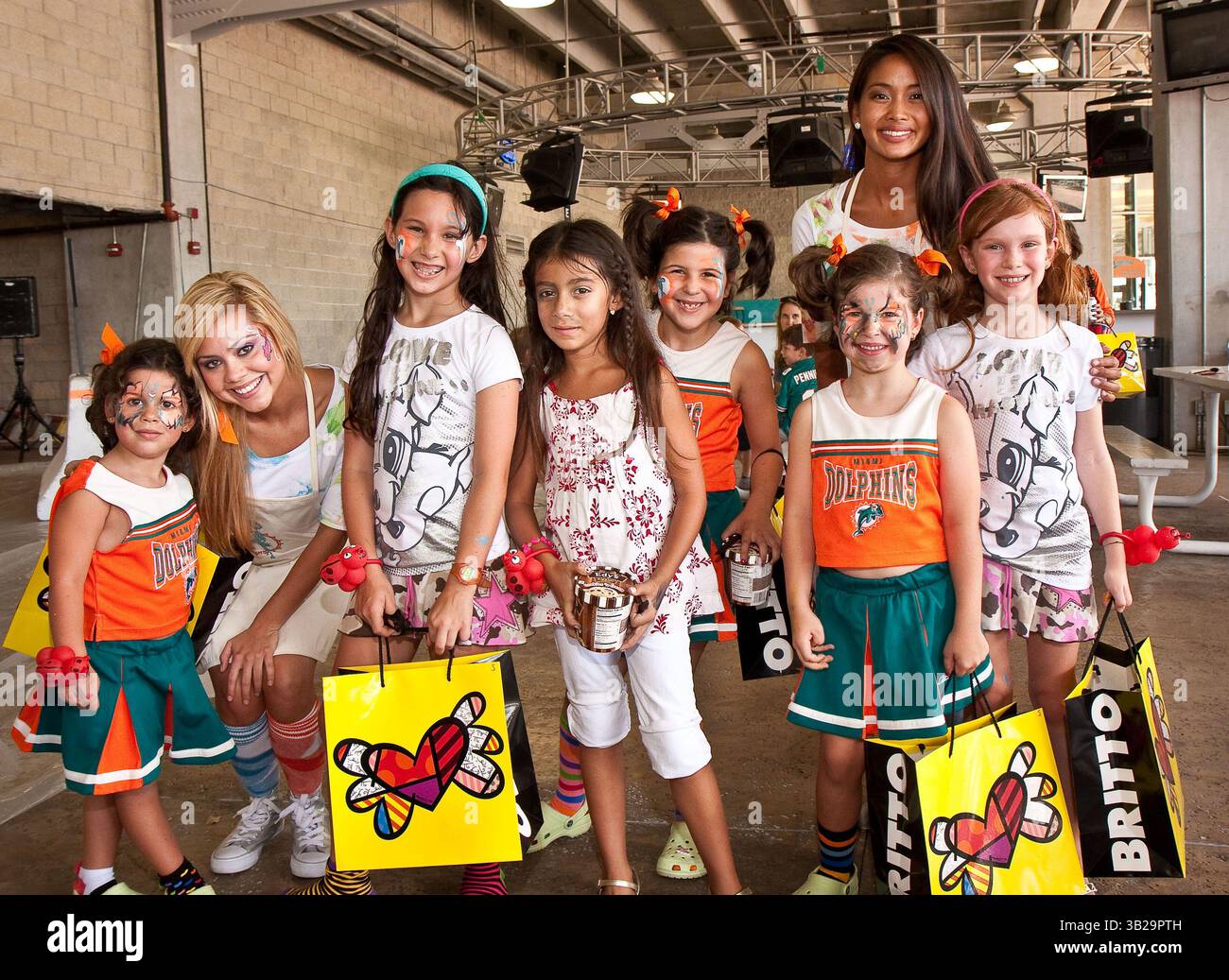 6 settembre 2009 - Miami Gardens, Florida, Stati Uniti - l'artista di fama mondiale Romero Britto insieme ai bambini di tutto il sud della Florida dipingerà le eliche dello stadio con l'arte iconica di Britto. Le eliche e gli ingressi al cancello del Land Shark Stadium saranno adornati da opere d'arte ad alta energia e vibrante Brittos, che aggiungono vita e un tocco del sud della Florida al locale. I bambini sotto la direzione dell'artista brasiliano aiuteranno a dipingere le eliche con i colori vibranti e i temi pop di Britto. (Immagine di credito: © Michele Sandberg/ZUMA Press) Foto Stock