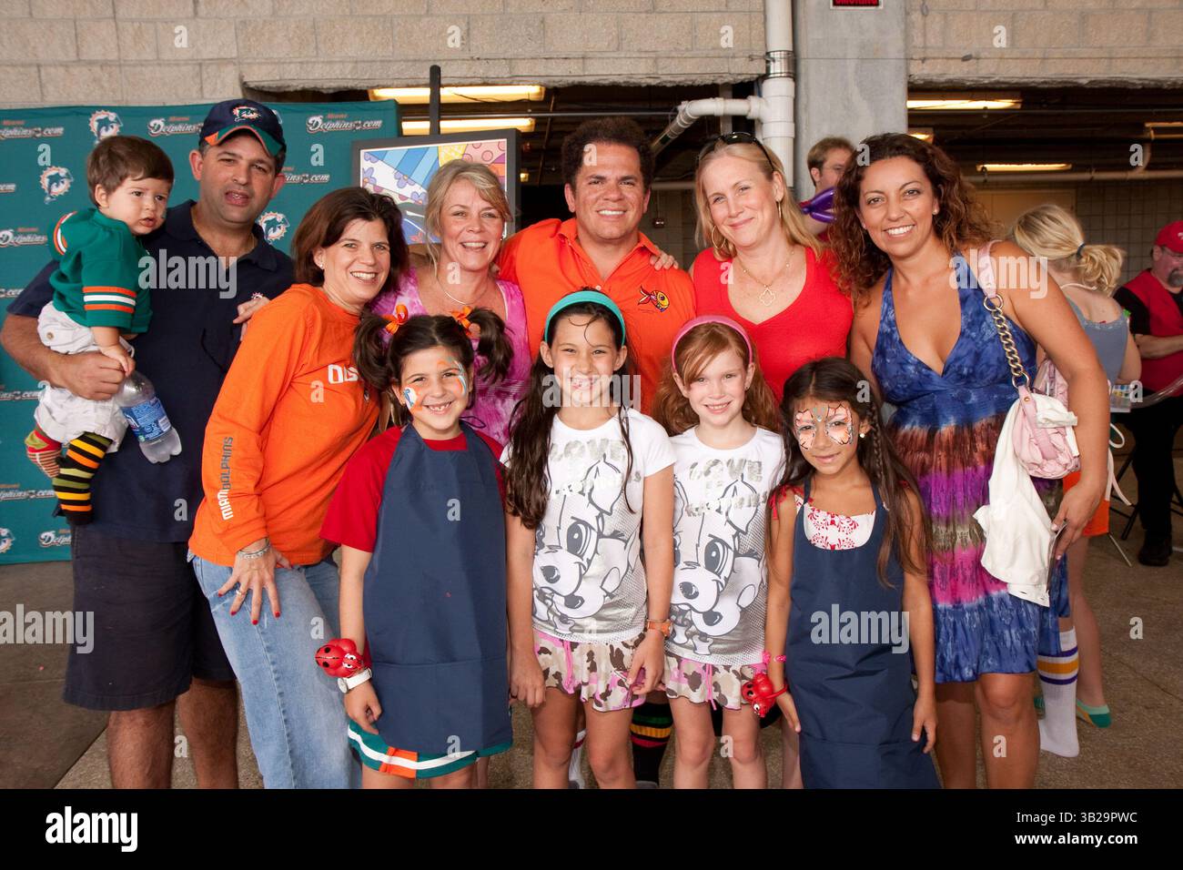 6 settembre 2009 - Miami Gardens, Florida, Stati Uniti - l'artista di fama mondiale ROMERO BRITTO (C) insieme ai bambini di tutto il sud della Florida dipingerà le eliche del Land Shark Stadium con l'arte iconica di Britto. Le eliche e gli ingressi dello stadio saranno adornati da opere d'arte ad alta energia e vibrante Brittos, che aggiungono vita e un tocco del sud della Florida al locale. I bambini sotto la direzione dell'artista brasiliano aiuteranno a dipingere le eliche con i colori vibranti e i temi pop di Britto. (Immagine di credito: © Michele Sandberg/ZUMA Press) Foto Stock