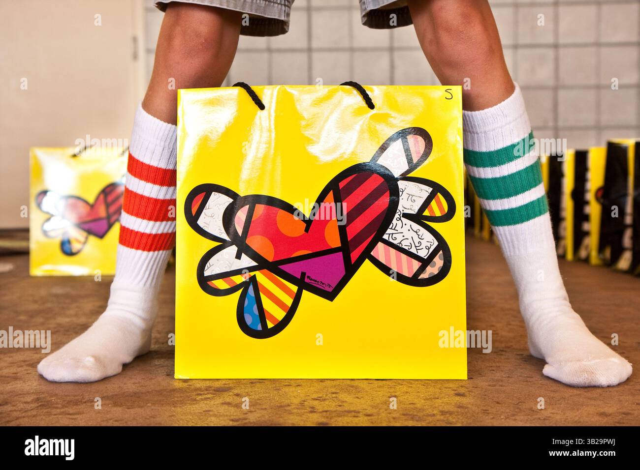 6 settembre 2009 - Miami Gardens, Florida, Stati Uniti - l'artista di fama mondiale Romero Britto insieme ai bambini di tutto il sud della Florida dipingerà le eliche dello stadio con l'arte iconica di Britto. Le eliche e gli ingressi al cancello del Land Shark Stadium saranno adornati da opere d'arte ad alta energia e vibrante Brittos, che aggiungono vita e un tocco del sud della Florida al locale. I bambini sotto la direzione dell'artista brasiliano aiuteranno a dipingere le eliche con i colori vibranti e i temi pop di Britto. (Immagine di credito: © Michele Sandberg/ZUMA Press) Foto Stock
