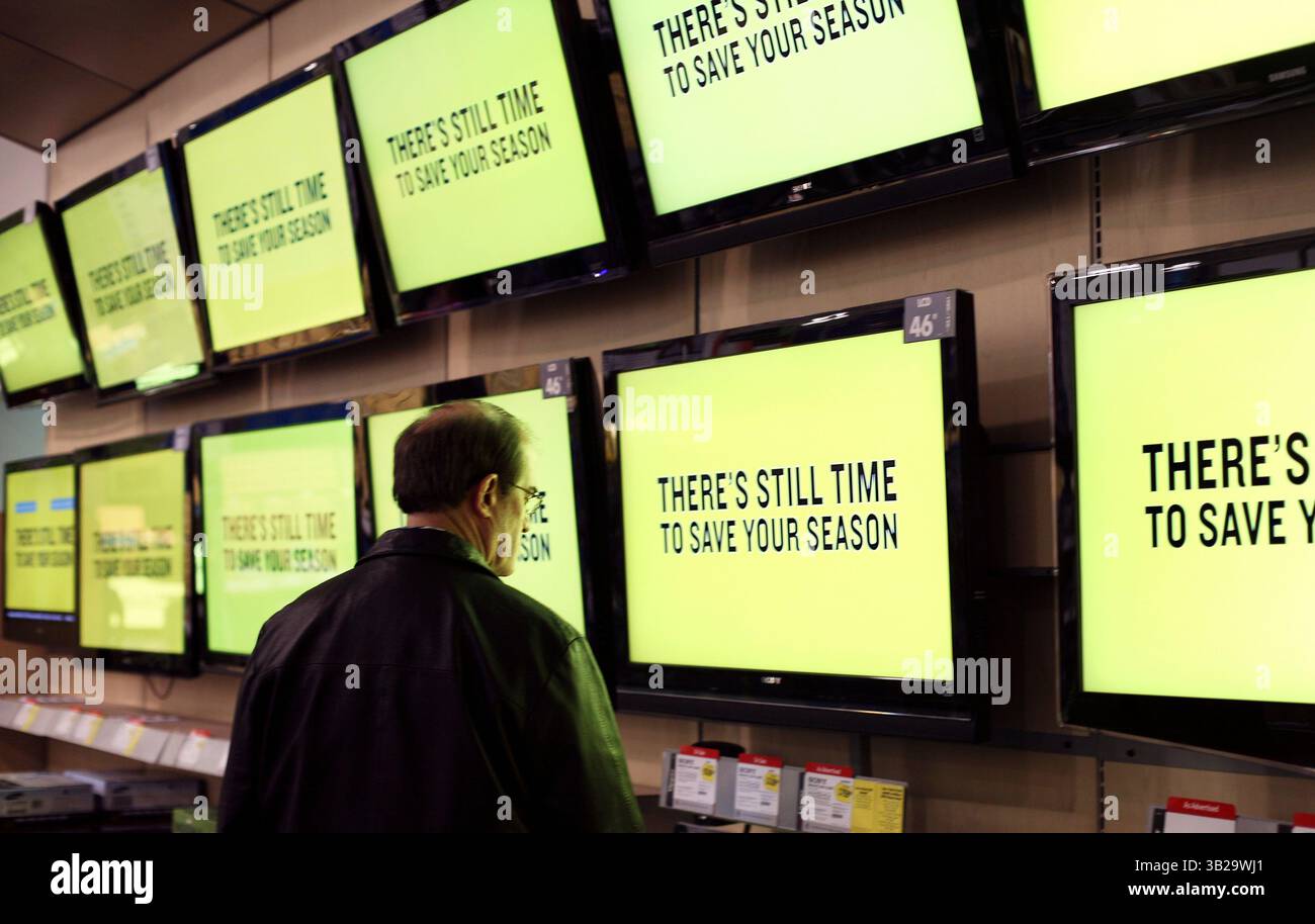 21 dicembre 2009 - St. Petersburg, Florida, India - KATHLEEN FLYNN | Times. SP 316290 FLYN Feature 1 (21/12/2009) Mike Barbour, di largo, verifica la qualità del televisore a schermo piatto che prevede di acquistare al Best Buy al 6600 22nd Avenue North di San Pietroburgo il 21 dicembre 2009. [KATHLEEN FLYNN, Times] (immagine di credito: © St. Petersburg Times/ZUMApress.com) Foto Stock