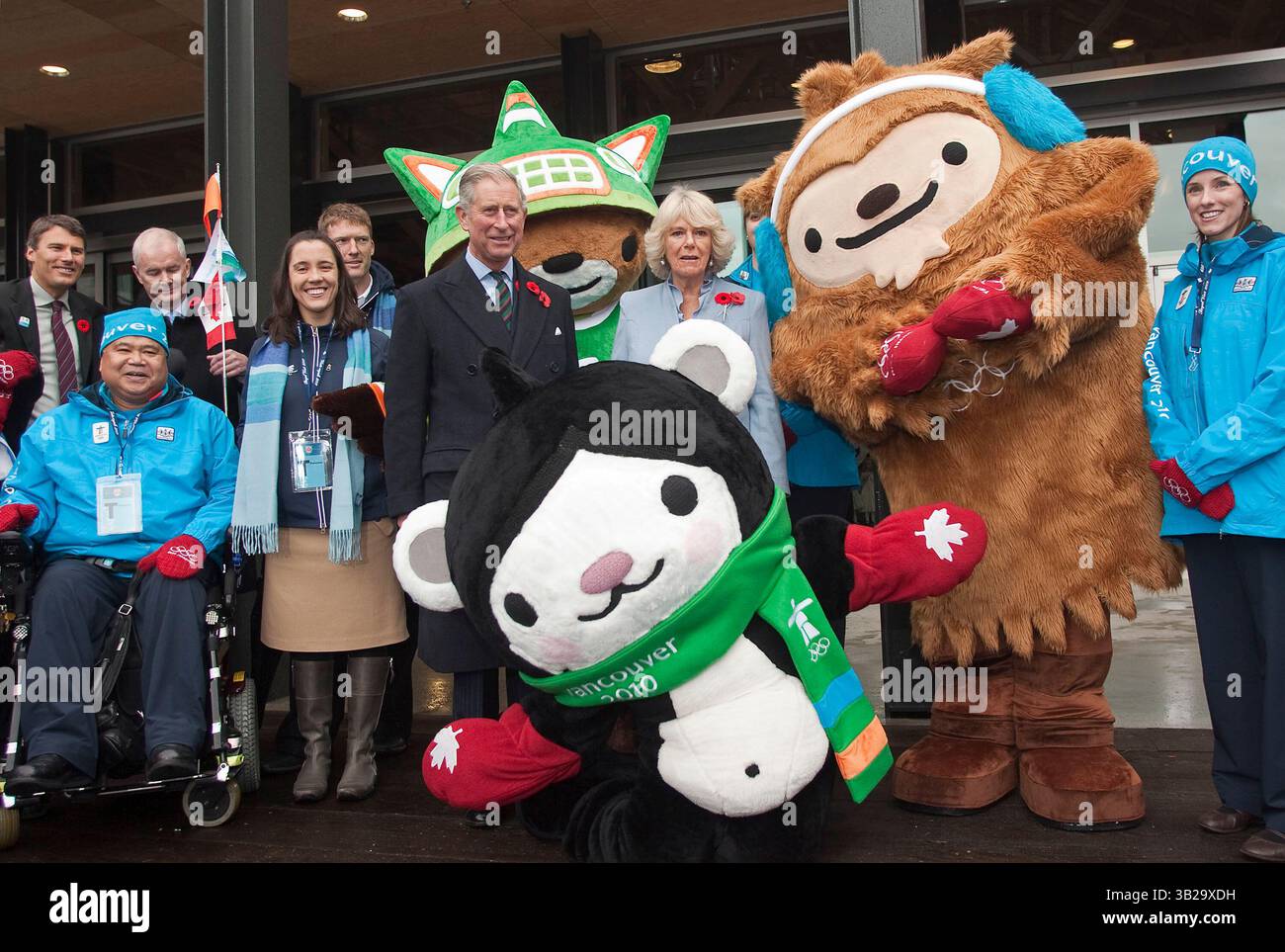 7 novembre 2009 - Vancouver, British Columbia, Canada - il PRINCIPE CARLO britannico e sua moglie CAMILLA PARKER BOWLES la duchessa di Cornovaglia si uniscono ad atleti e dignitari per incontrare le Mascotte olimpiche e paraolimpiche MIGA (davanti), Quatchi (R) e Sumi di fronte al SALT Building durante la loro passeggiata attraverso il Vancouver 2010 Olympic and Paralympic Village a Vancouver. (Immagine di credito: © Heinz Ruckemann/ZUMA Press) Foto Stock