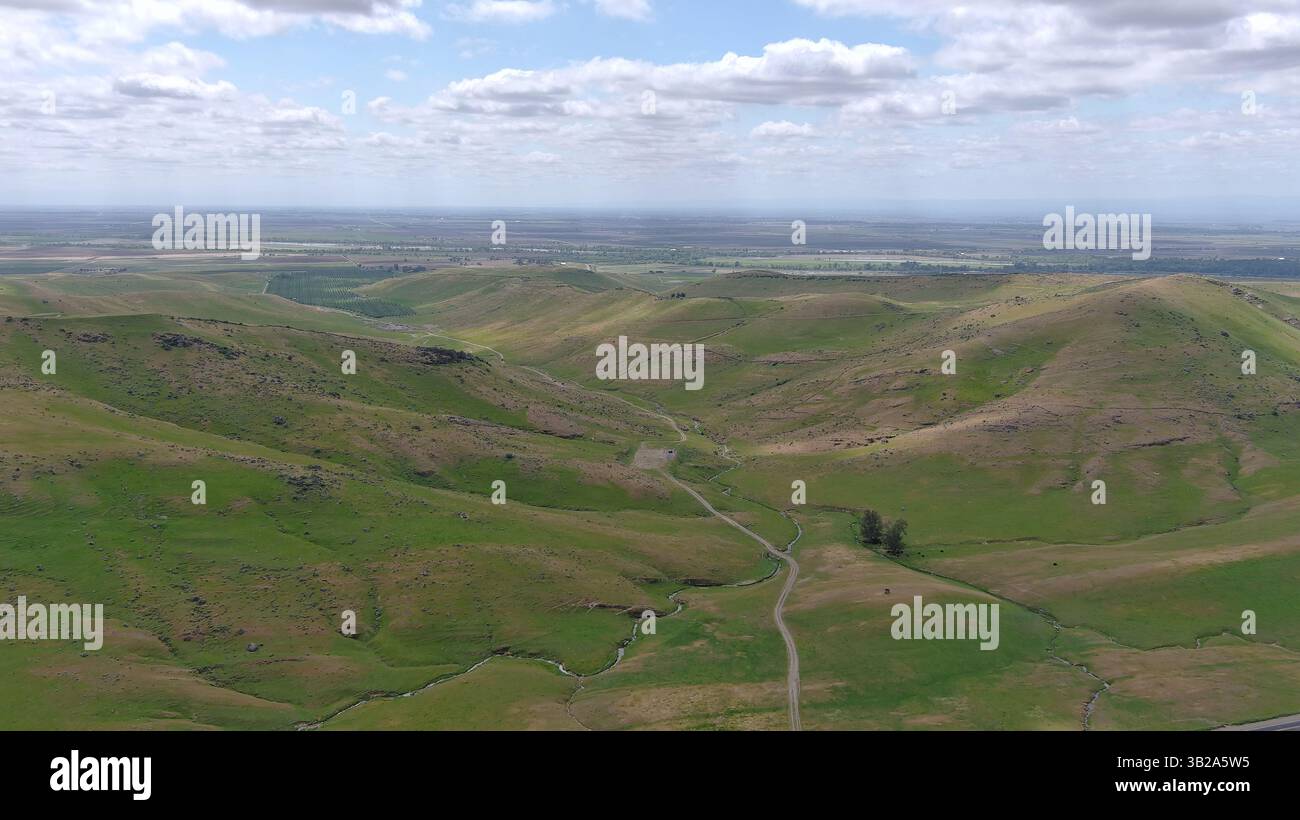Viste aeree delle Sutter Buttes, la catena montuosa più piccola del mondo. Situati nella contea di Sutter, Buttes sono il risultato di un vulcano dormiente ormai lungo. Foto Stock