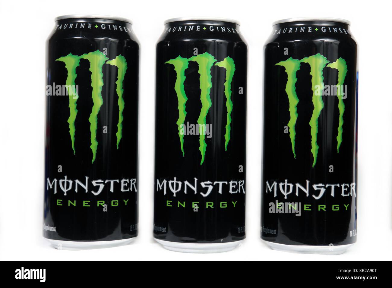 14 novembre 2009 - Laguna Niguel, California, USA - Monster Energy è un marchio di bevanda energetica distribuito da Hansen Natural. Il contenuto di caffeina nelle bevande energetiche mostro è di 160 mg per una lattina da 16 once. Anche se Monster Energy non è ampiamente pubblicizzato dai media, riceve una grande quantità di riconoscimenti dalla sua sponsorizzazione di vari eventi sportivi. Le bevande energetiche sono bevande analcoliche pubblicizzate come fonti di energia per migliorare l'attività fisica del bevitore rispetto a una bevanda tipica. Piuttosto che fornire energia alimentare (come misurato in calorie), queste bevande sono progettate per aumentare la ale mentale di un utente Foto Stock