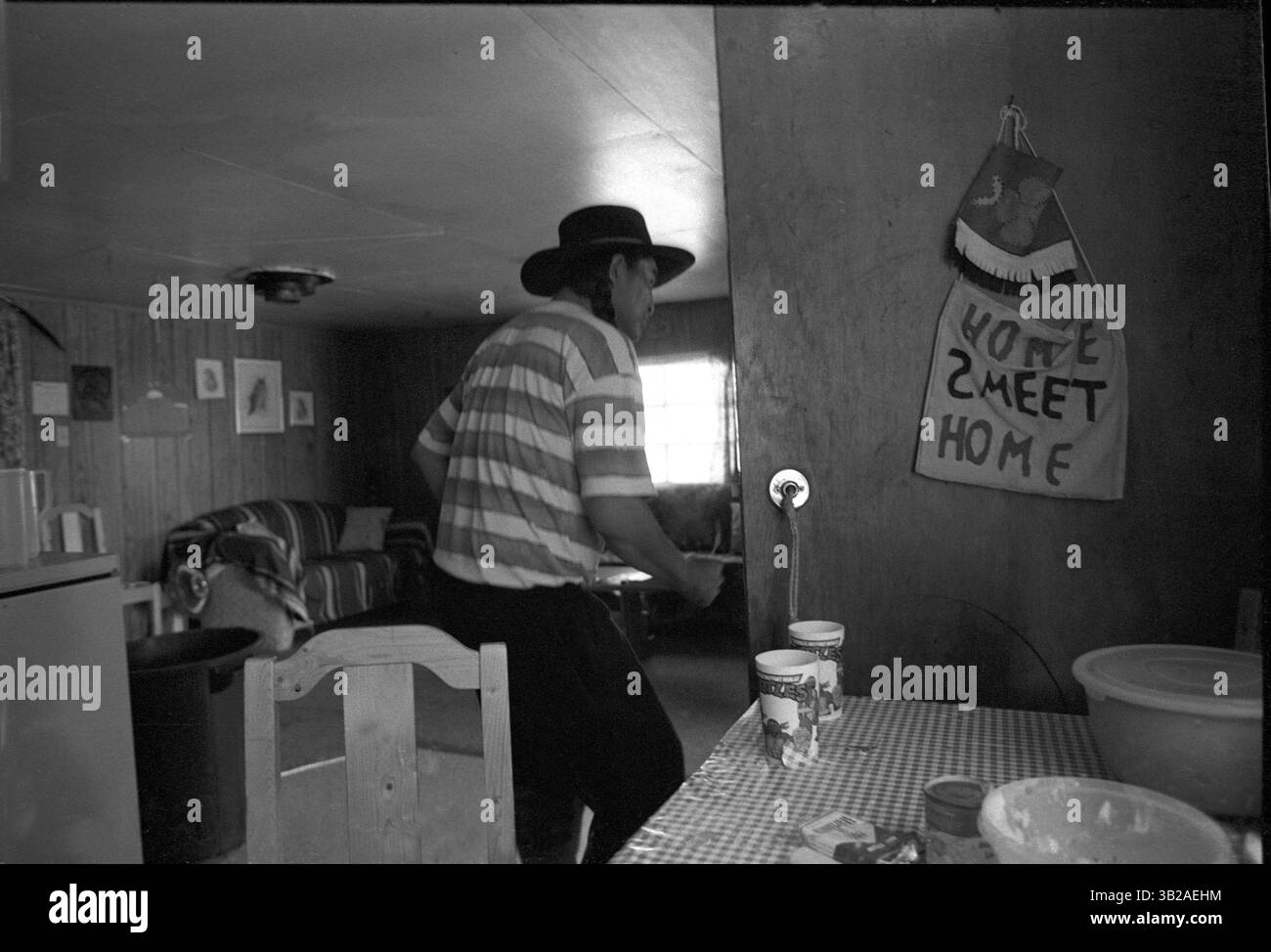 20 giugno 1992 - Old Crow, territorio dello Yukon, Canada - RANDEL TETLICHI a casa in un piccolo cabib dove vive con la sua famiglia vicino al fiume Porcupine Gwich'in, il popolo Carabou. La parola "Gwich'in” significa "popolo della terra” e si riferisce a un popolo che ha vissuto nell'Artico da prima dei confini politici che ora attraversano i Gwich'in le terre d'origine sono state disegnate su mappe che dividono l'Alaska e il Canada. La tradizione orale indica che i Gwich'in hanno occupato quest'area da tempo immemorabile, o, secondo la credenza convenzionale, fino a 20.000 anni. Foto Stock