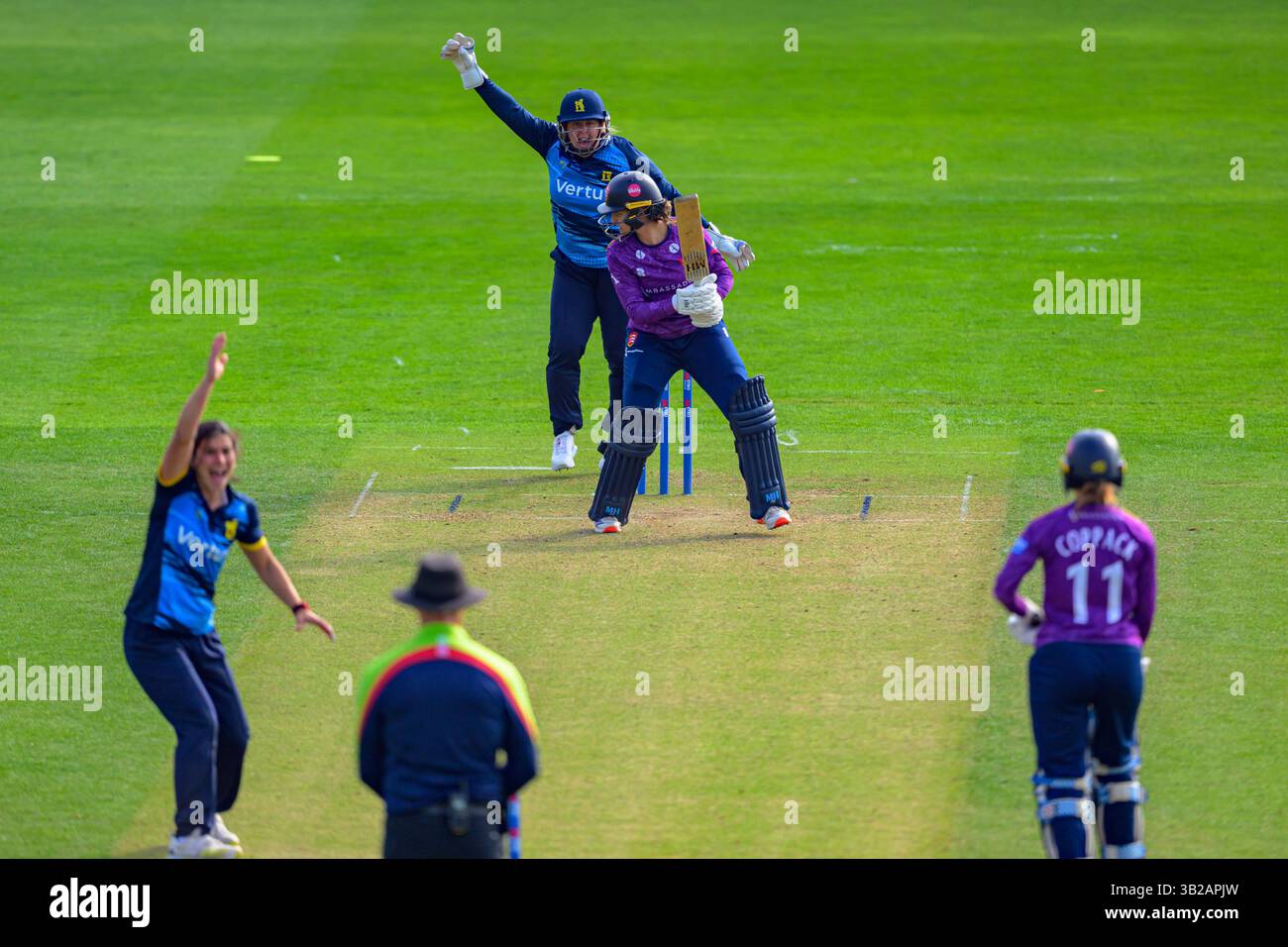 Ambassador Cruise Line Ground, Chelmsford aprile 27 2025 Chloe Brewer (2 Warwickshire CCC) appello per LBW durante la partita della Metro Bank One Day Cup tra Essex CCC e Surrey CCC all'Ambassador Cruise Line Ground a Chelmsford, Inghilterra (Keeran Marquis/SPP) credito: SPP Sport Press Photo. /Alamy Live News Foto Stock