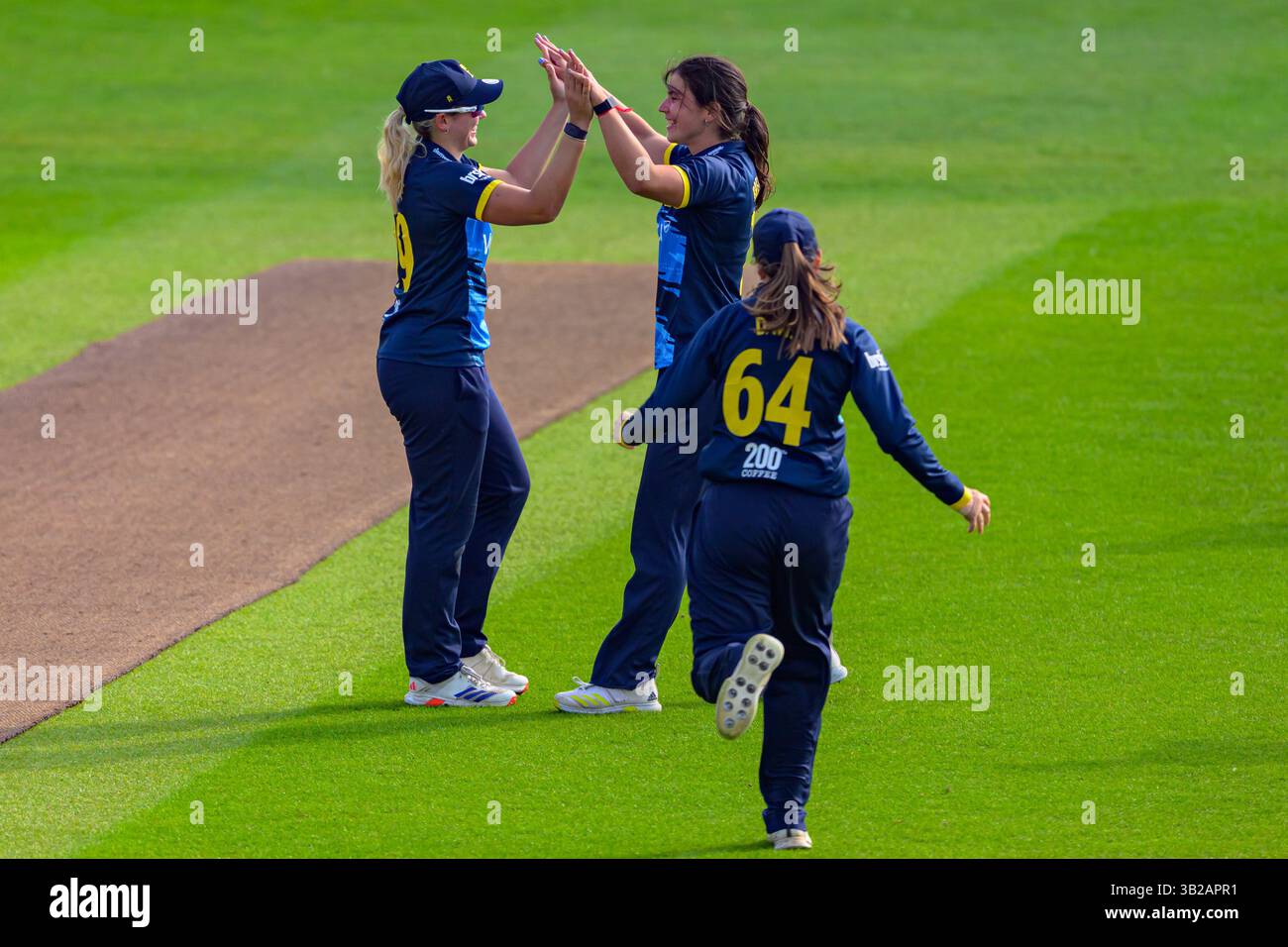 Ambassador Cruise Line Ground, Chelmsford aprile 27 2025 Chloe Brewer (2 Warwickshire CCC) celebra l'ultimo wicket LBW durante la partita della Metro Bank One Day Cup tra Essex CCC e Surrey CCC all'Ambassador Cruise Line Ground di Chelmsford, Inghilterra (Keeran Marquis/SPP) credito: SPP Sport Press Photo. /Alamy Live News Foto Stock