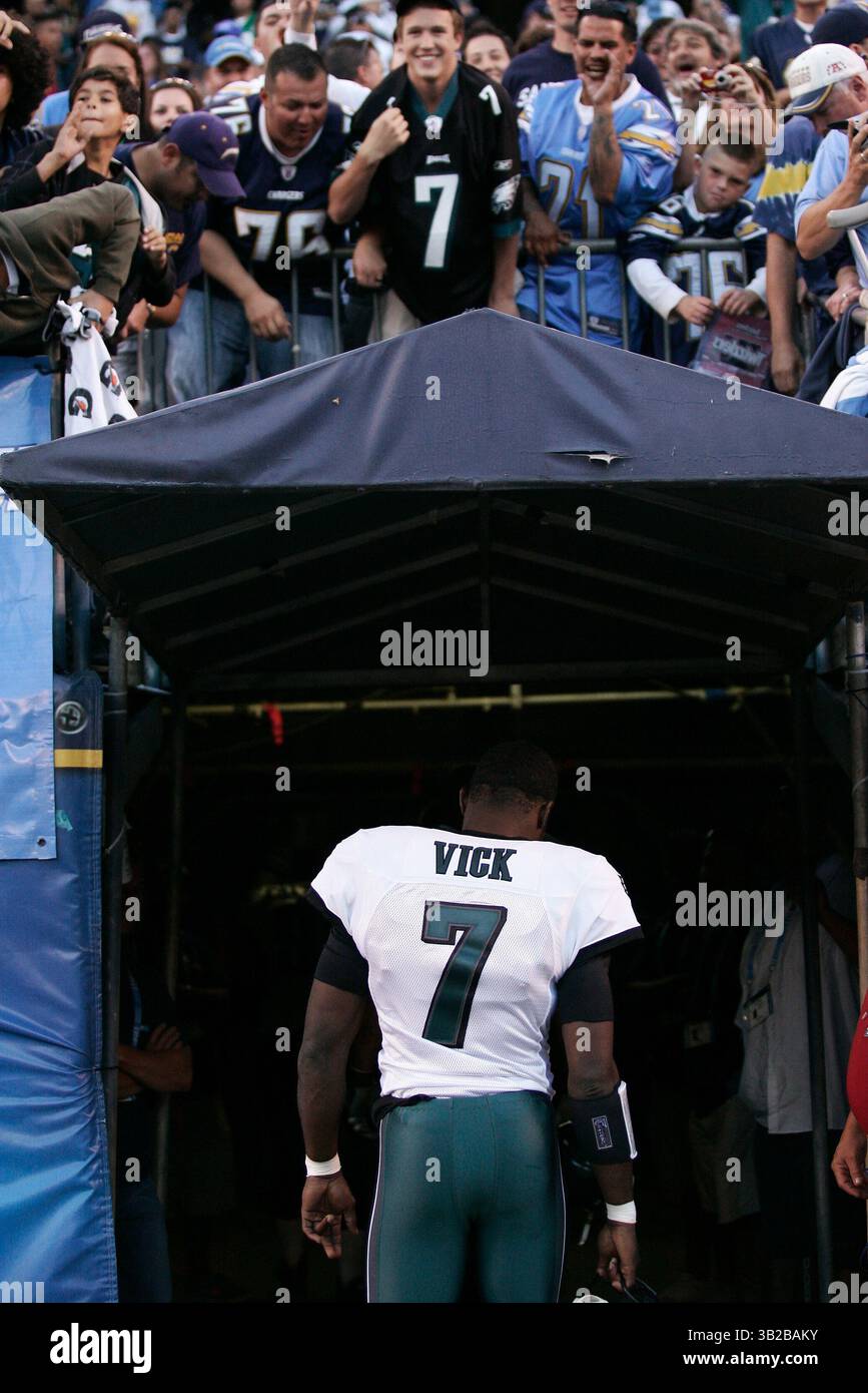 Michael Vick, quarto di riserva dei Philadelphia Eagles, esce dal campo con la testa appesa al basso e i tifosi fischiano al di sopra del hom, domenica 15 novembre 2009 al Qualcomm Stadium di San Diego, California. I Chargers batterono poi i Philadelphia Eagles 31-23 (Credit Image: © Jerod Harris/ZUMApress.com) Foto Stock