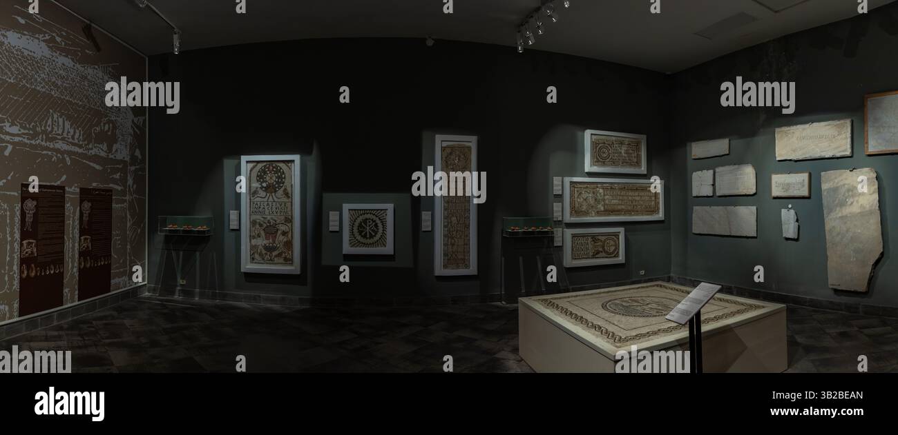 Una foto panoramica del Museo Archeologico di Sousse, con numerosi mosaici e altri manufatti. Foto Stock