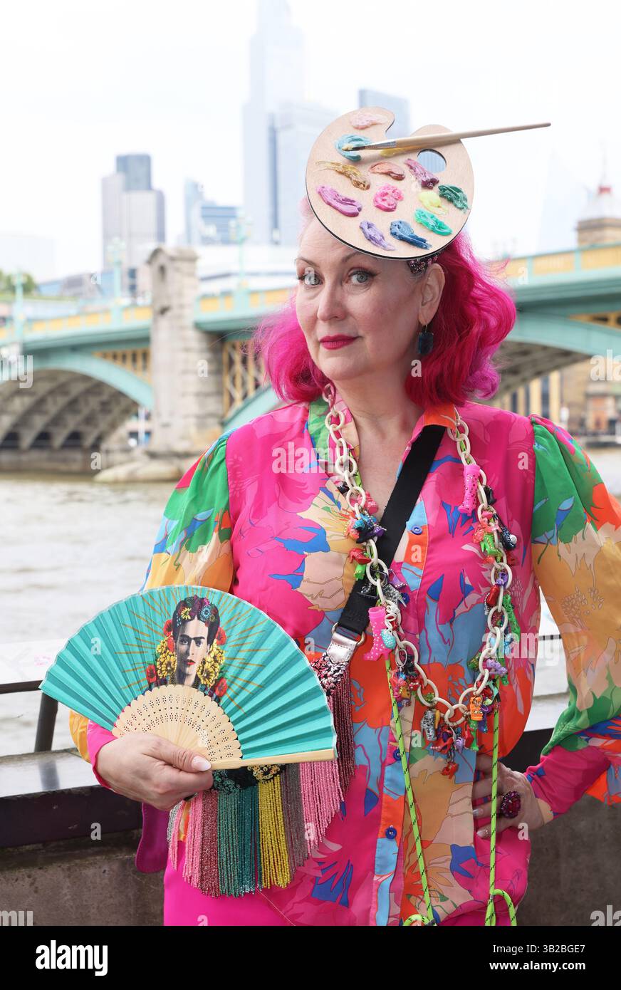 Londra, Regno Unito, 27 aprile 2025. La World Hat Walk di Londra, che si svolgeva in 58 città in 6 continenti. Alcuni interessanti copricapo erano in mostra mentre i partecipanti camminavano lungo il Tamigi in una vetrina di cappelli da tutto il mondo. Credito : Monica Wells/Alamy Live News Foto Stock