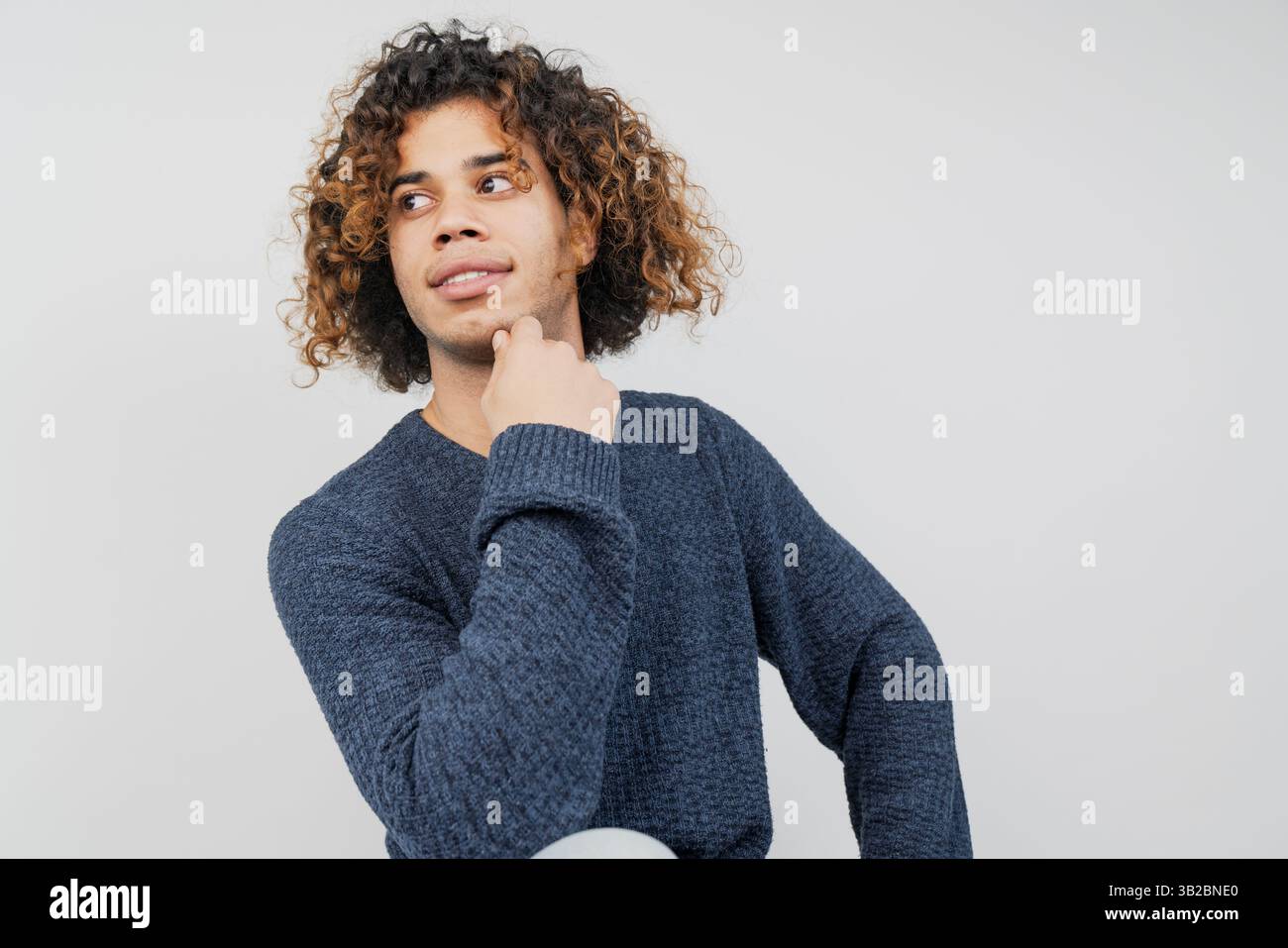 Ritratto di un giovane uomo mediorientale con capelli ricci Foto Stock
