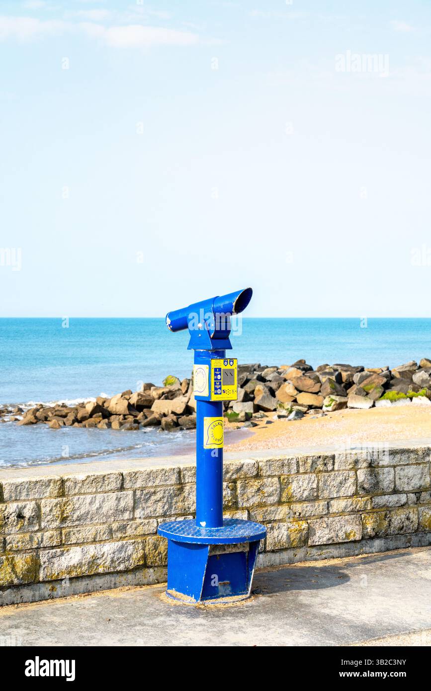 Telescopio parlante che si affaccia su una spiaggia del Regno Unito Foto Stock