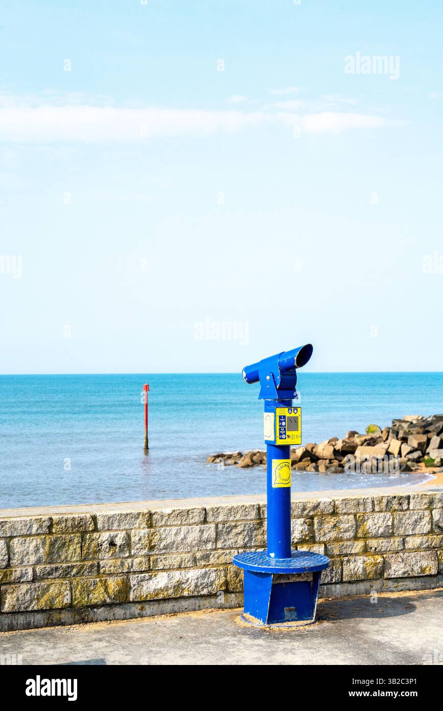 Telescopio parlante che si affaccia su una spiaggia del Regno Unito Foto Stock