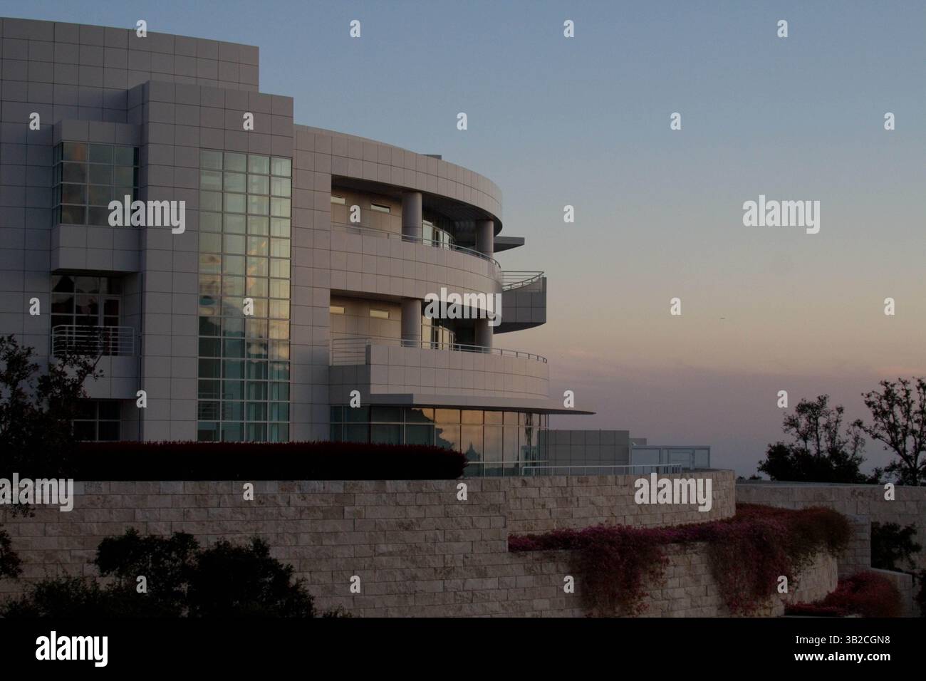 13 dicembre 2009 - Los Angeles, California, USA - Vista del Getty Research Institute al crepuscolo dal ristorante del Getty Center di Los Angeles. Il Getty Center, un suggestivo campus in cima a una collina progettato da Richard Meier, è stato inaugurato nel 1997 e serve un pubblico variegato attraverso mostre, conservazione, borse di studio, ricerca e programmi pubblici. (Immagine di credito: © Kayte Deioma/ZUMA Press) Foto Stock